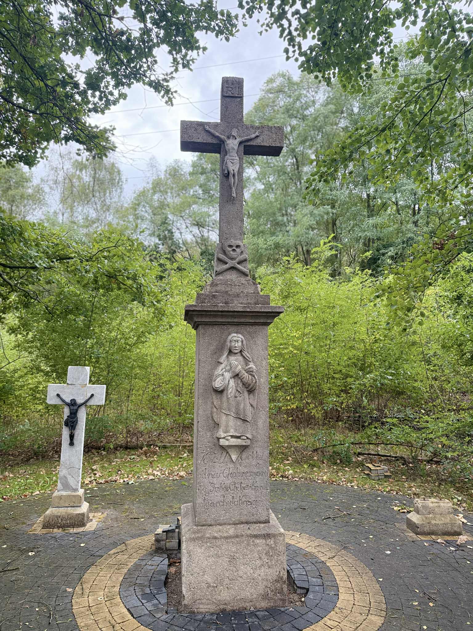 Krzyże na Smutnej Górze w otoczeniu drzew