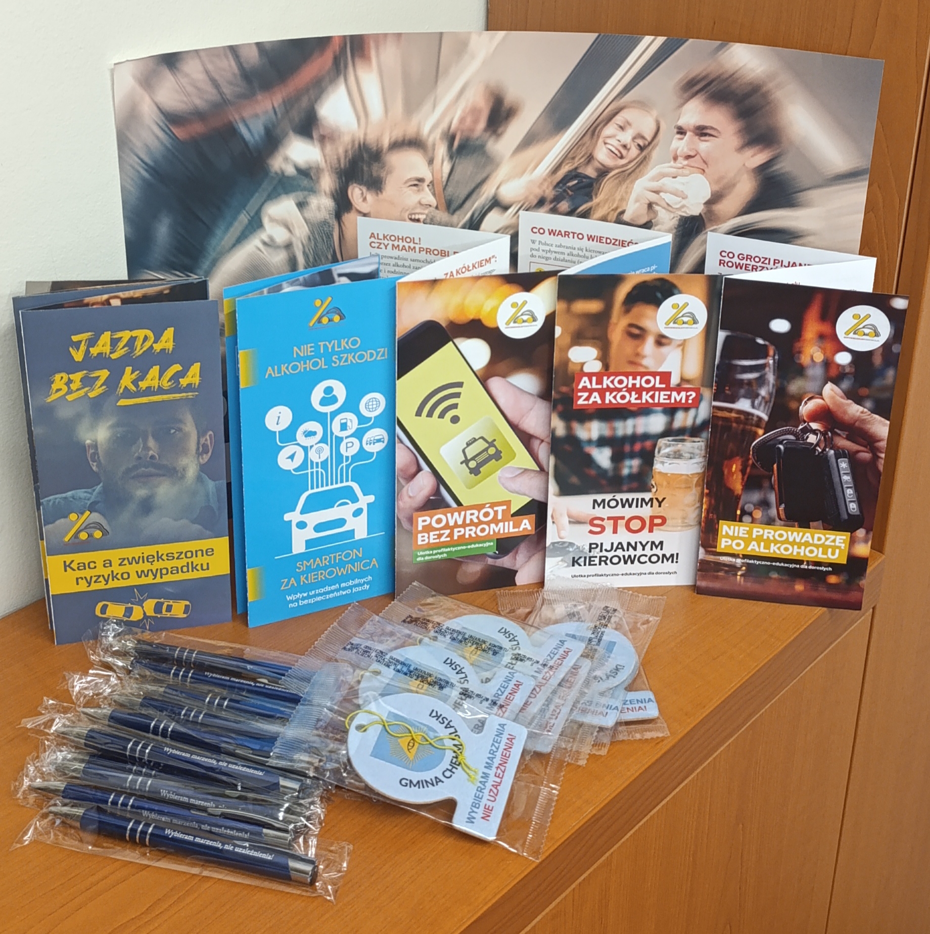Na stoliku materiał do kampani. Długopisy, ulotki , odblaski 