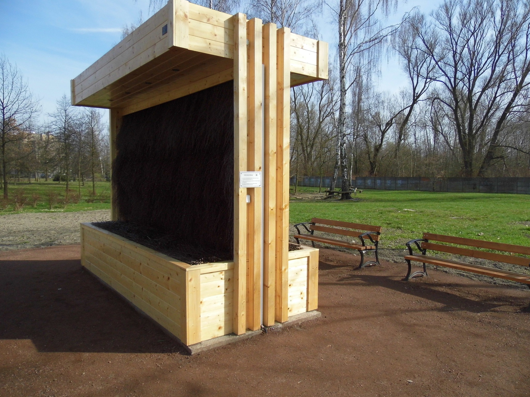 Tężnia solankowa ustawiona na polanie 