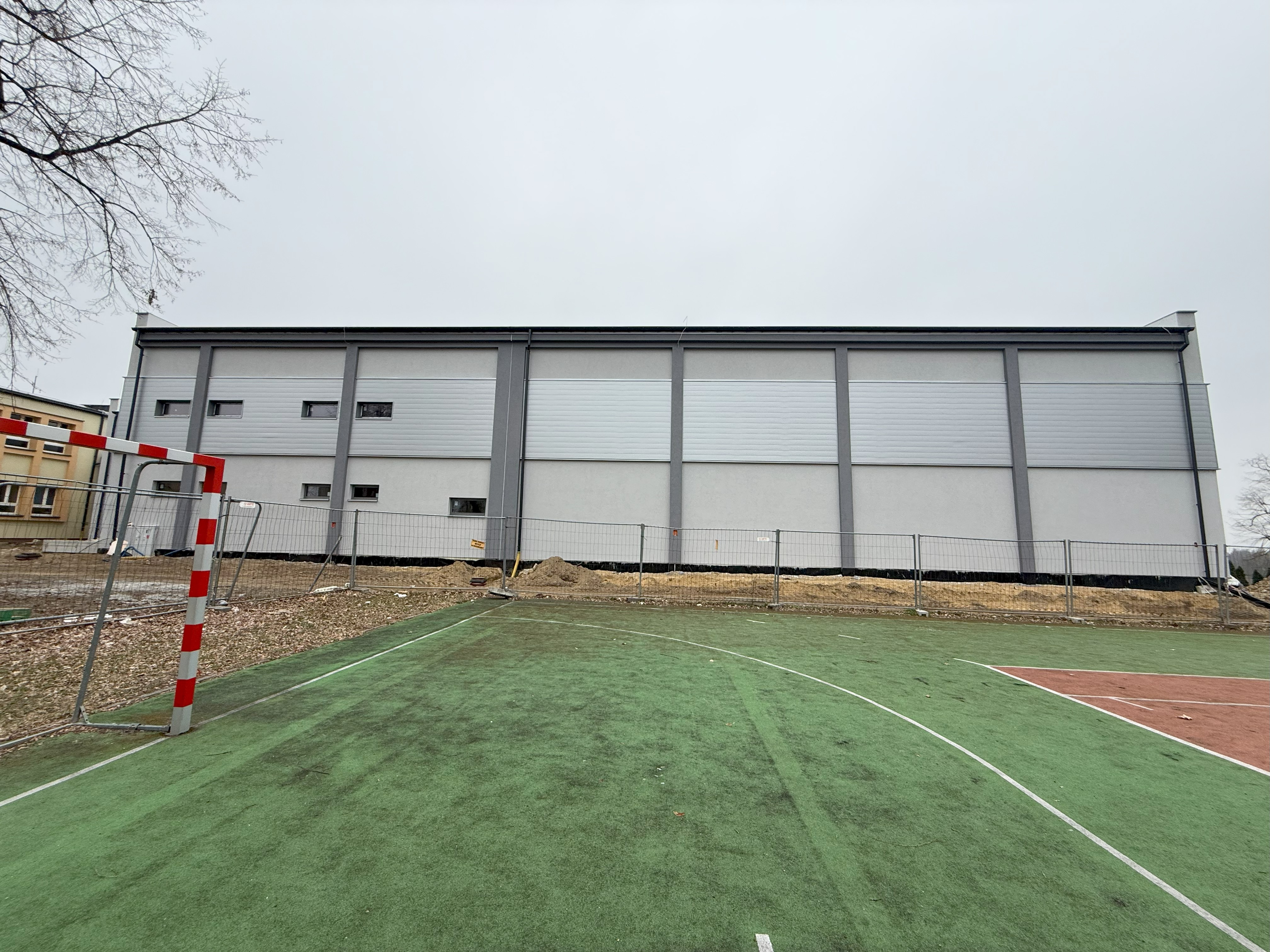 Budynek przy boisku