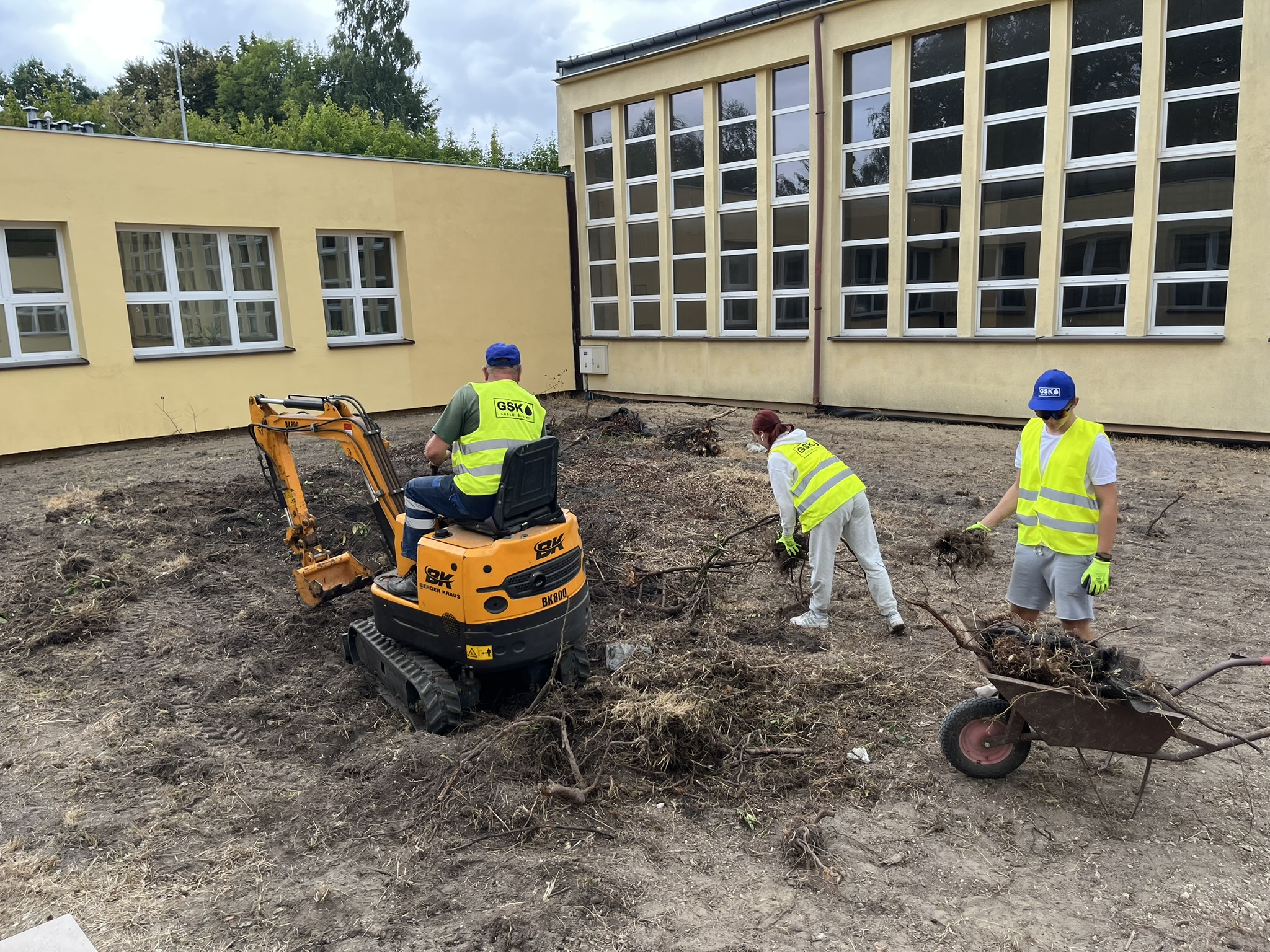Trzej pracownicy pracujący przy rekultywacji terenu 