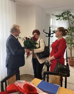 Wręczenie kwiatów dla Wójta gminy