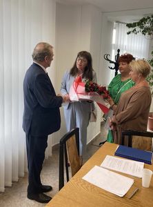 Wręczenie kwiatów dla Wójta gminy