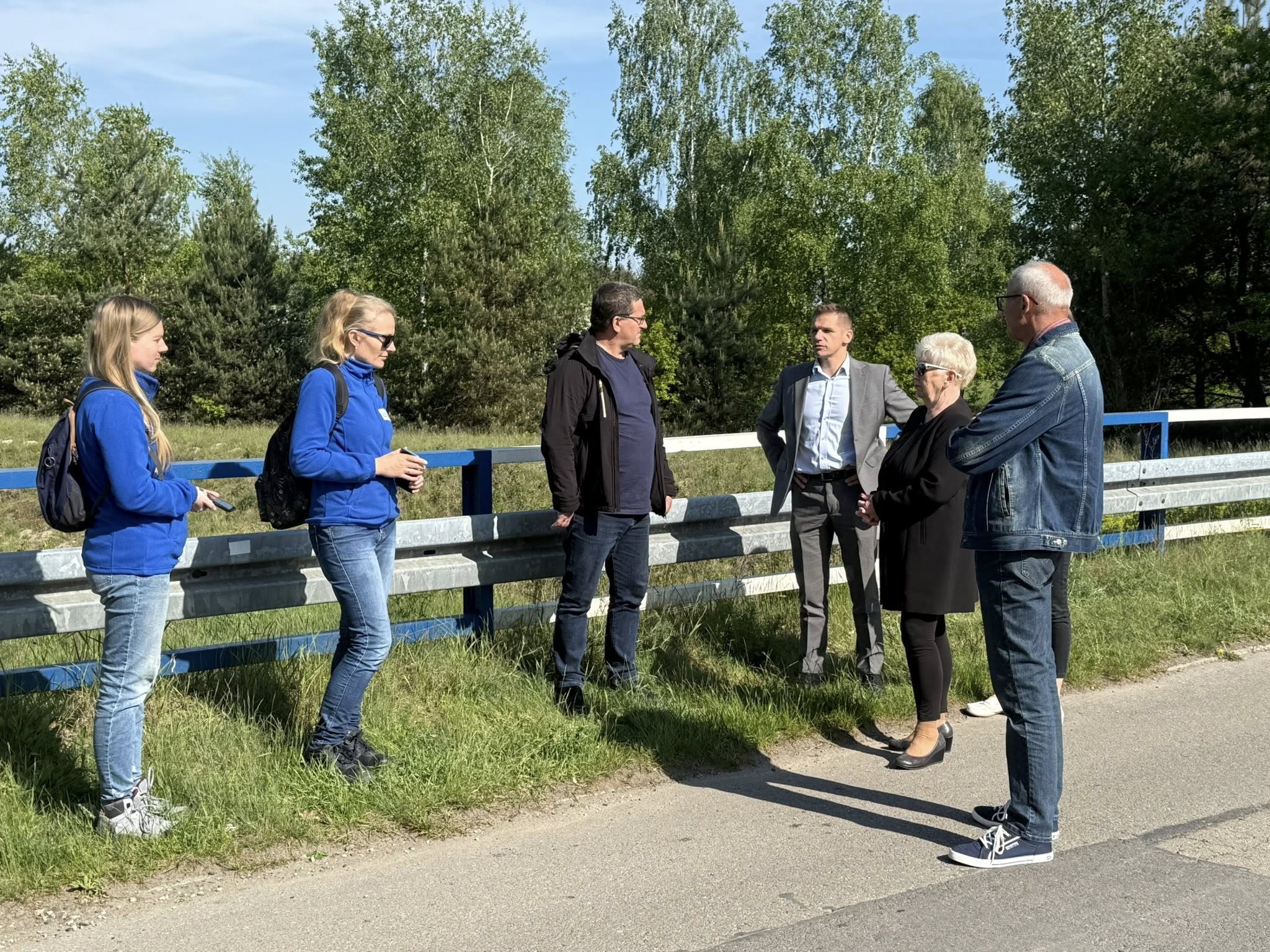 Osoby stojące na moście 