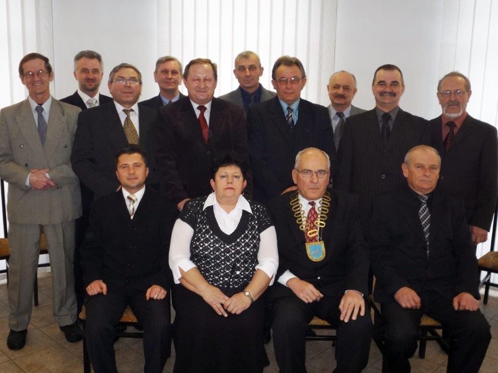 Osoby pozujące do zdjecia w pomieszczeniu 