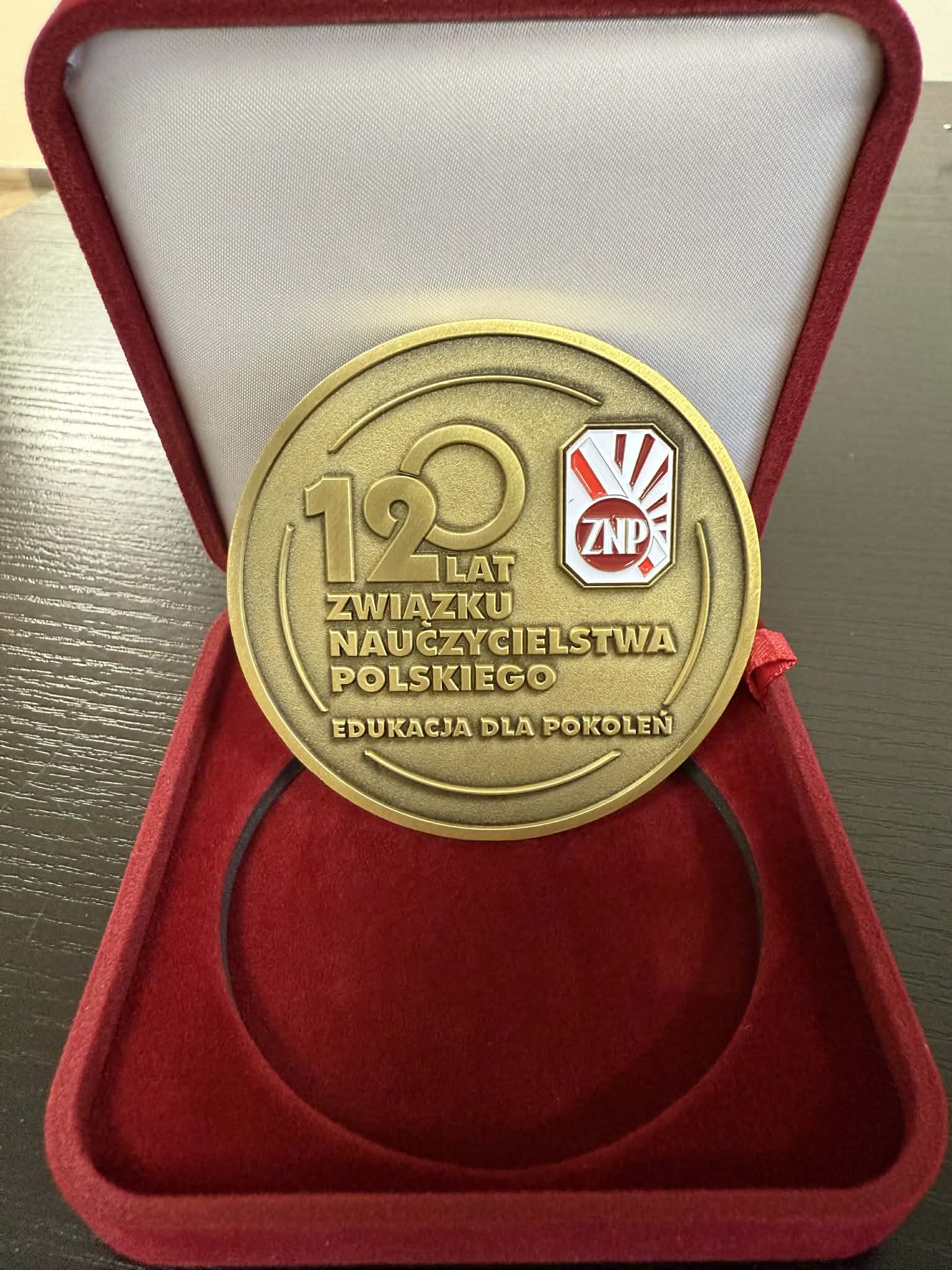 Medal w czerwonym pudełku 