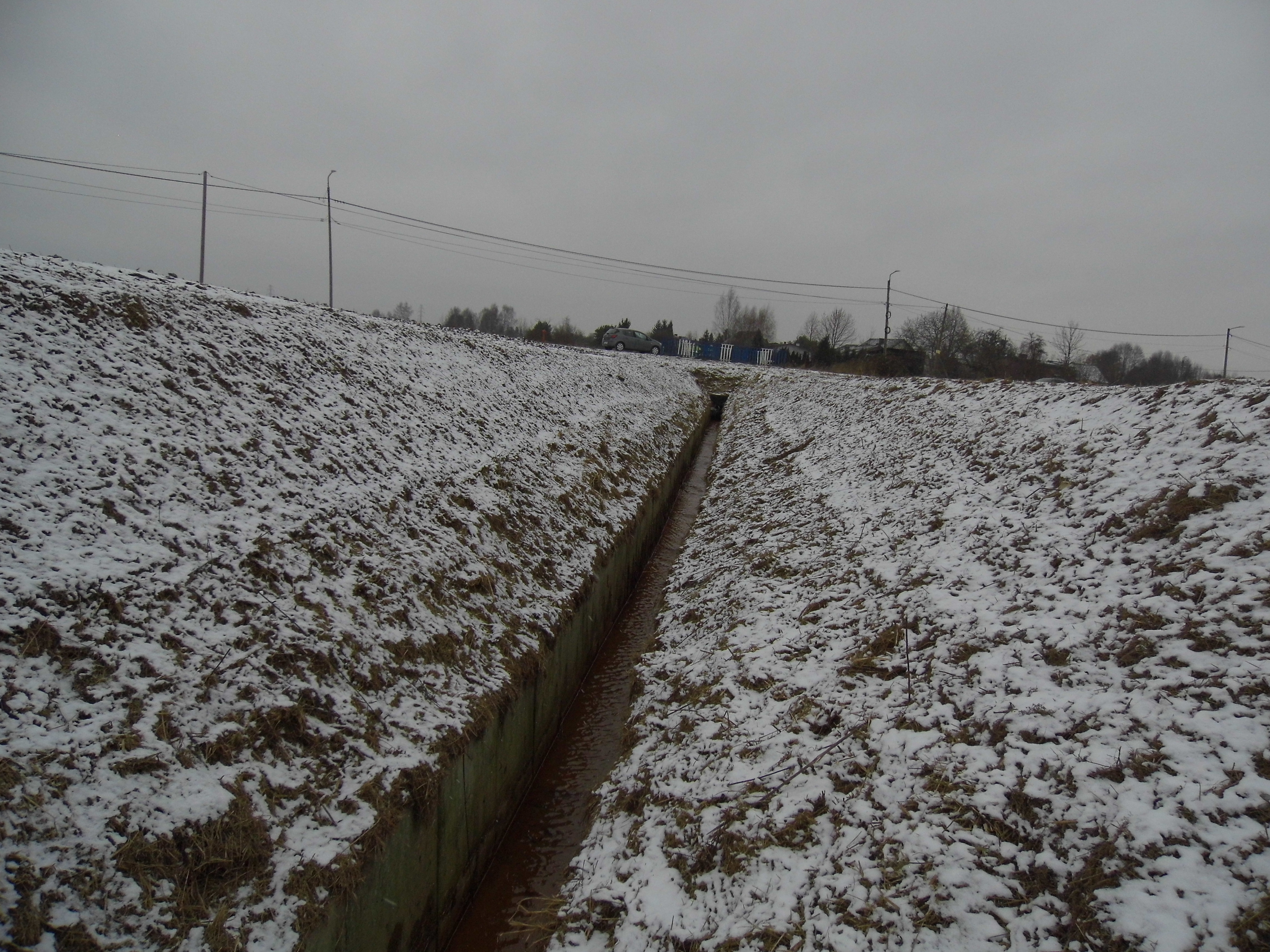 Udrożniony rów odwadniający, pokazany na zdjęciu w terenie. 