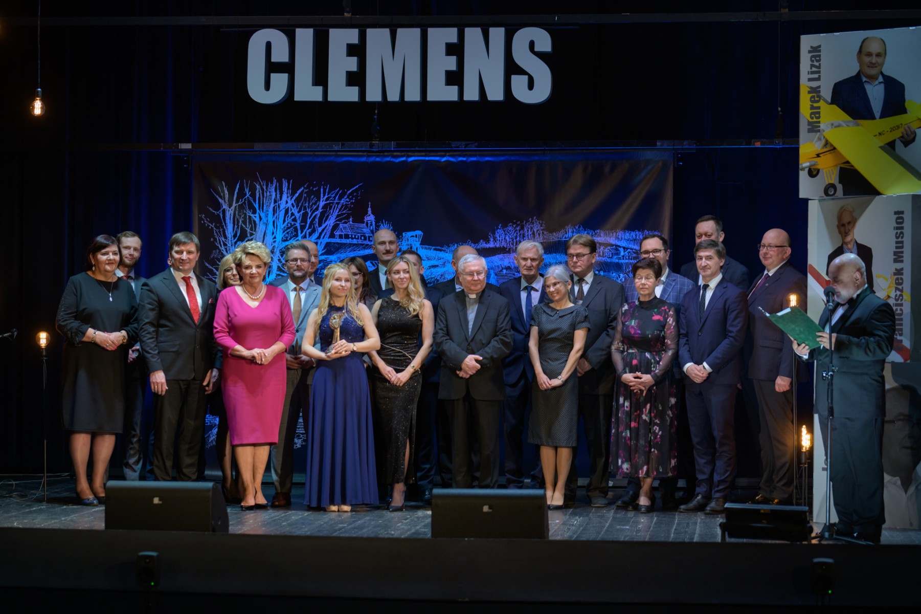 Osoby pozujące na scenie