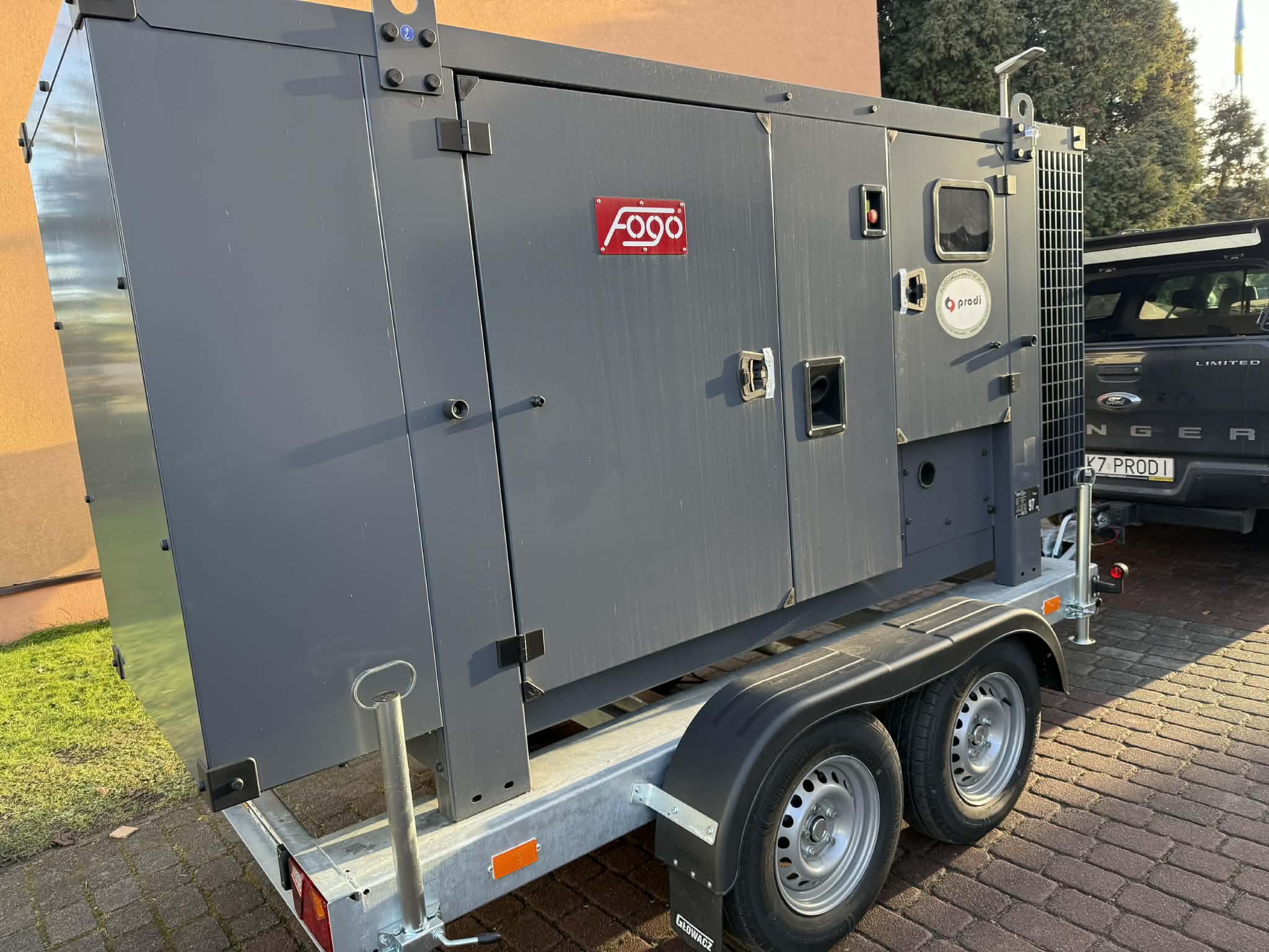 Agregat na przyczepie - widok z boku 