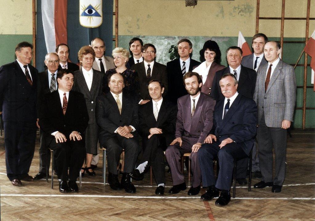 Osoby pozujące do zdjęcia. Część osób siedzi, inni stoją.