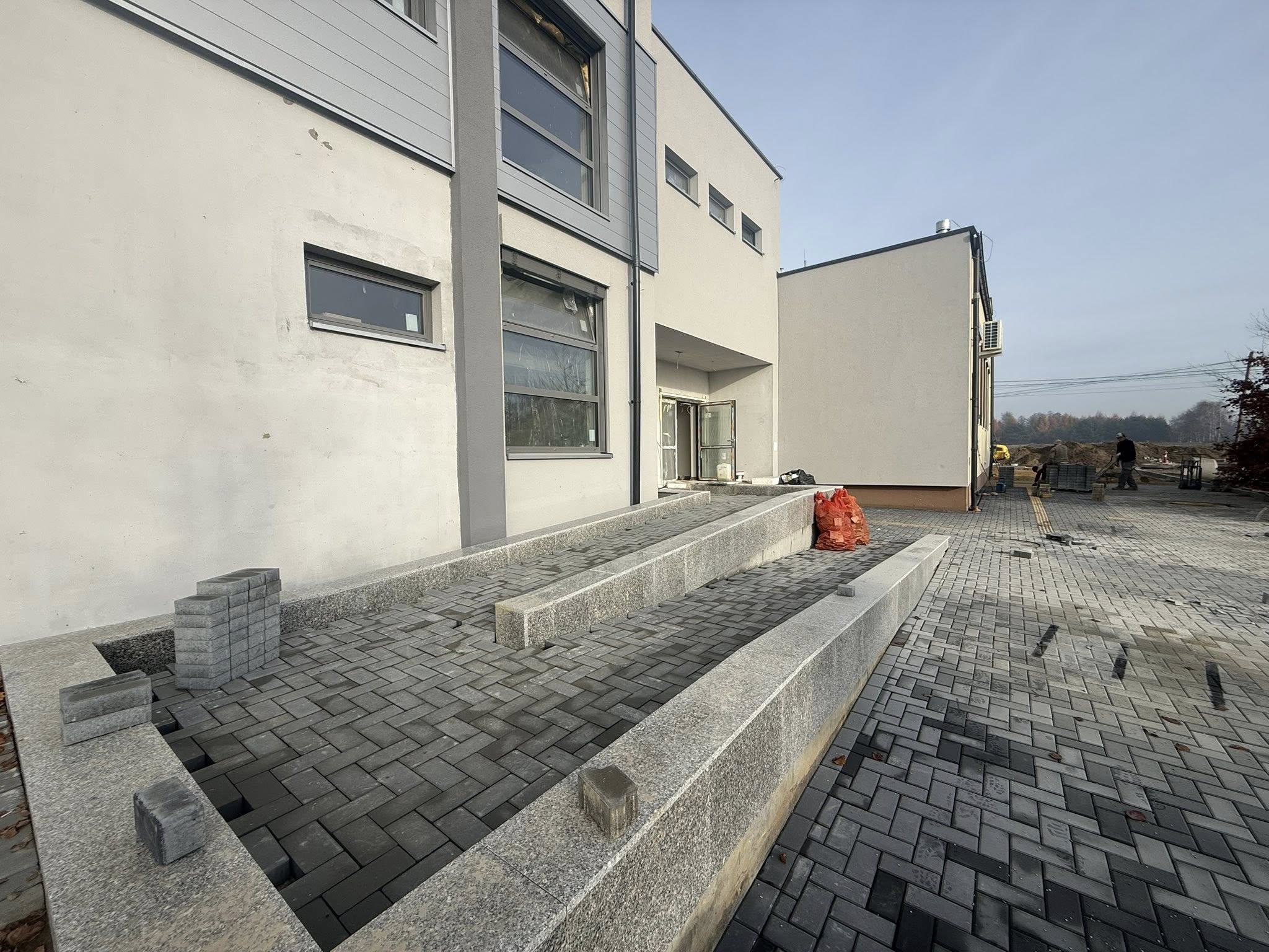 Wejście do budynku - sali gimnastycznej . Wyłożony teren puzlami 