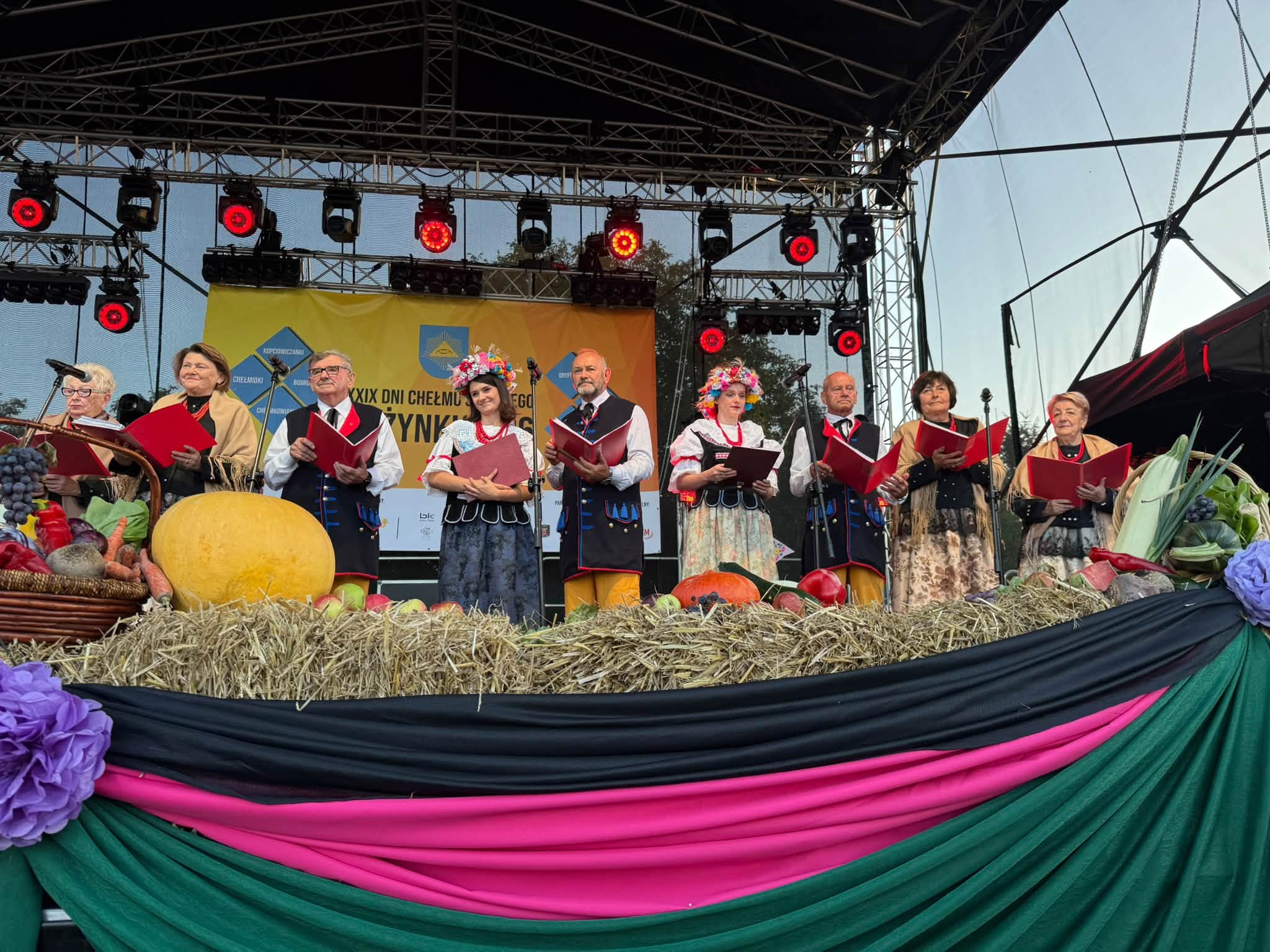 Koncert na scenie zespołu Chełmioki - osoby na scenie 