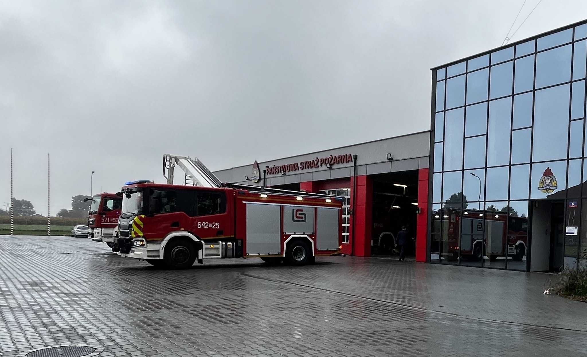 Samochód strażacki przed budynkiem JRG