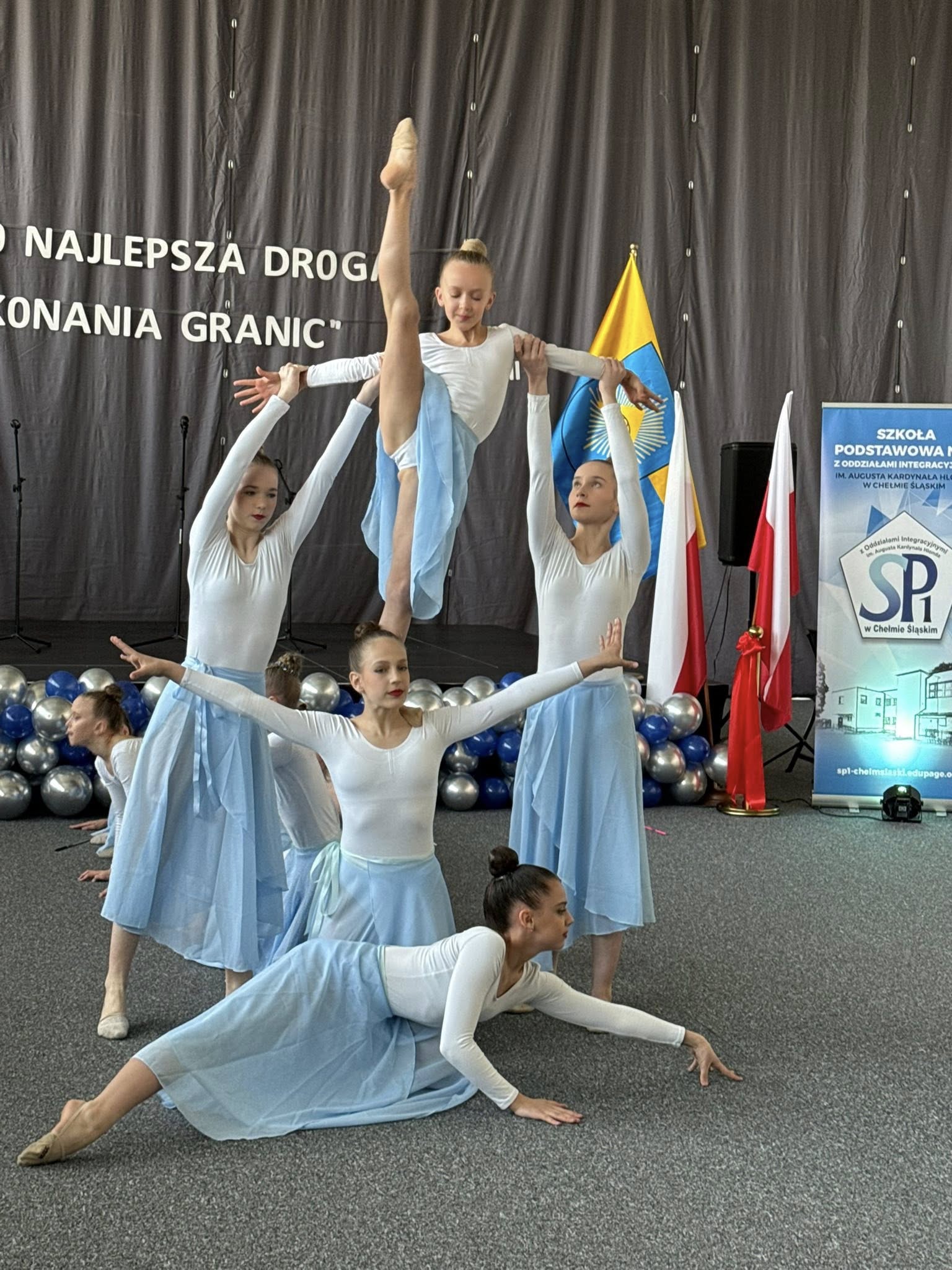 Dziewczynki w układzie tanczenym 