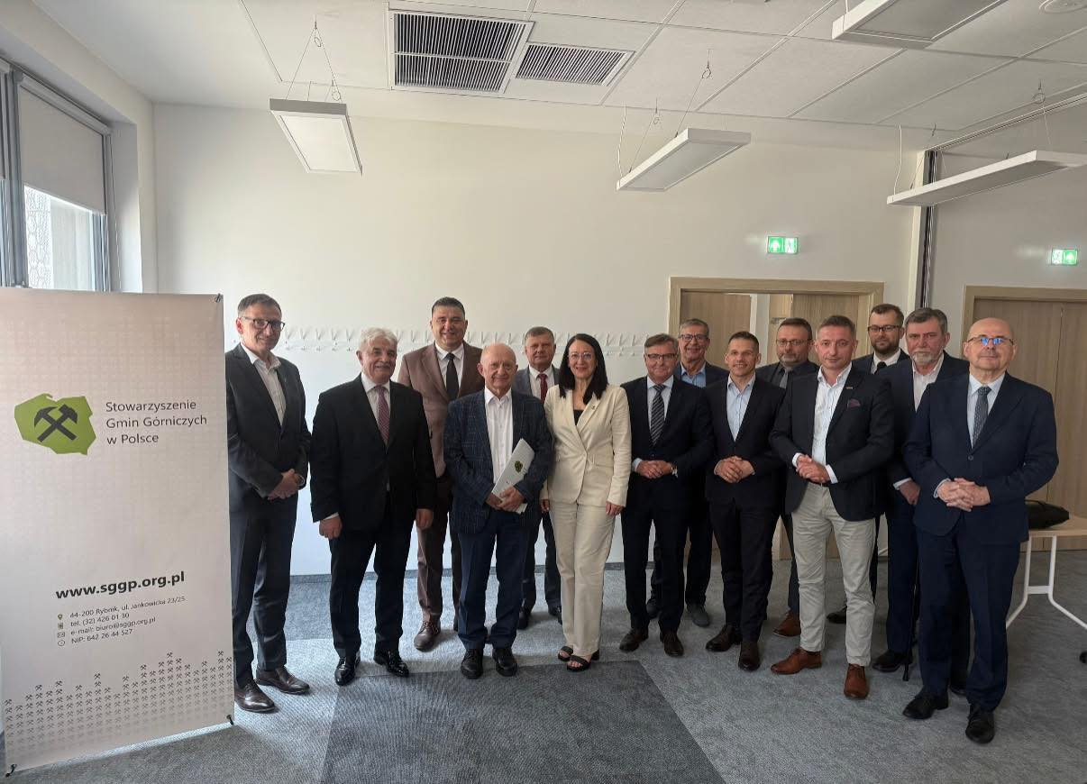 Osoby pozujące do zdjęcia w sali posiedzen