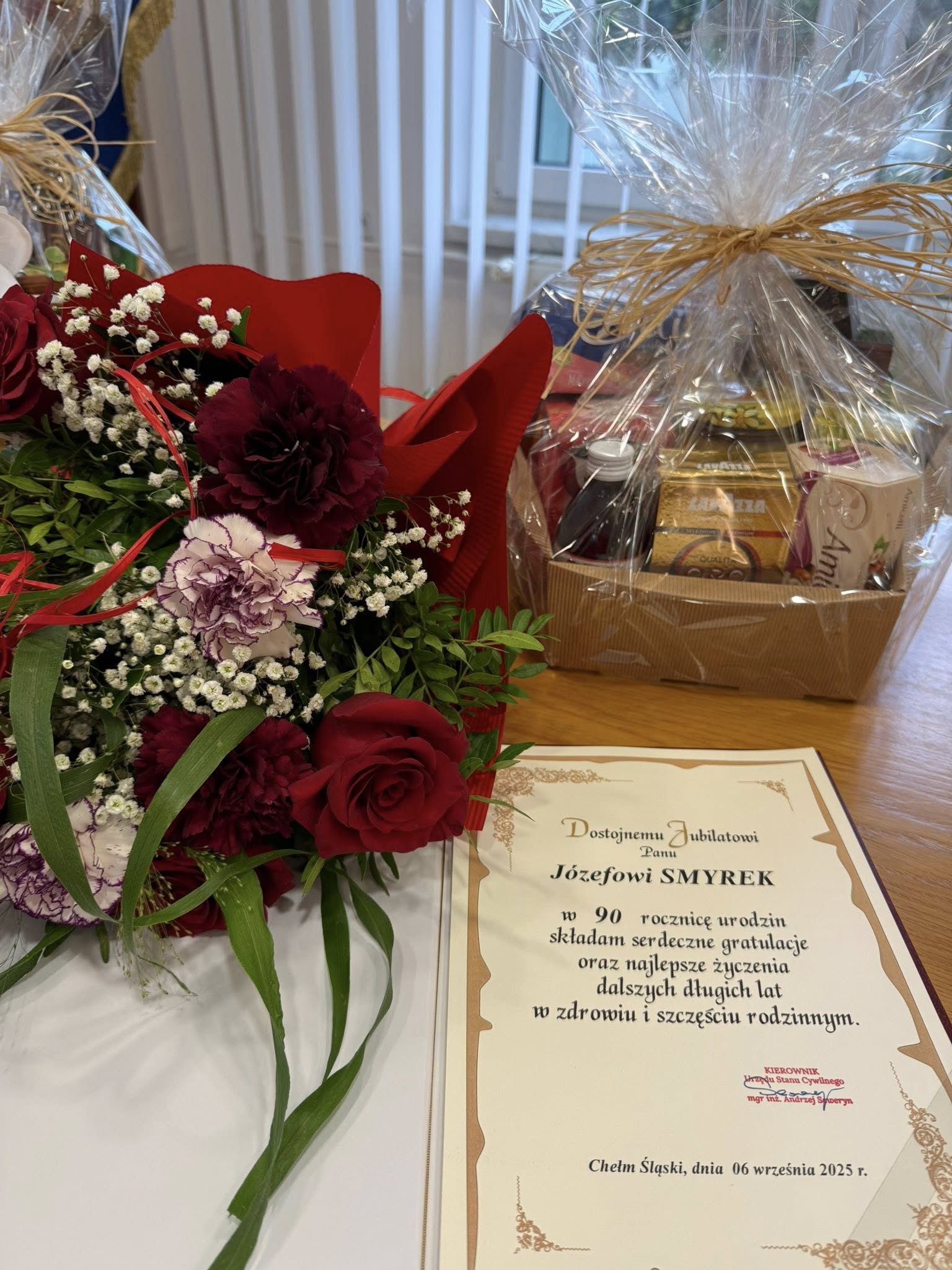 Dyplom i kwiaty leżące na stole 