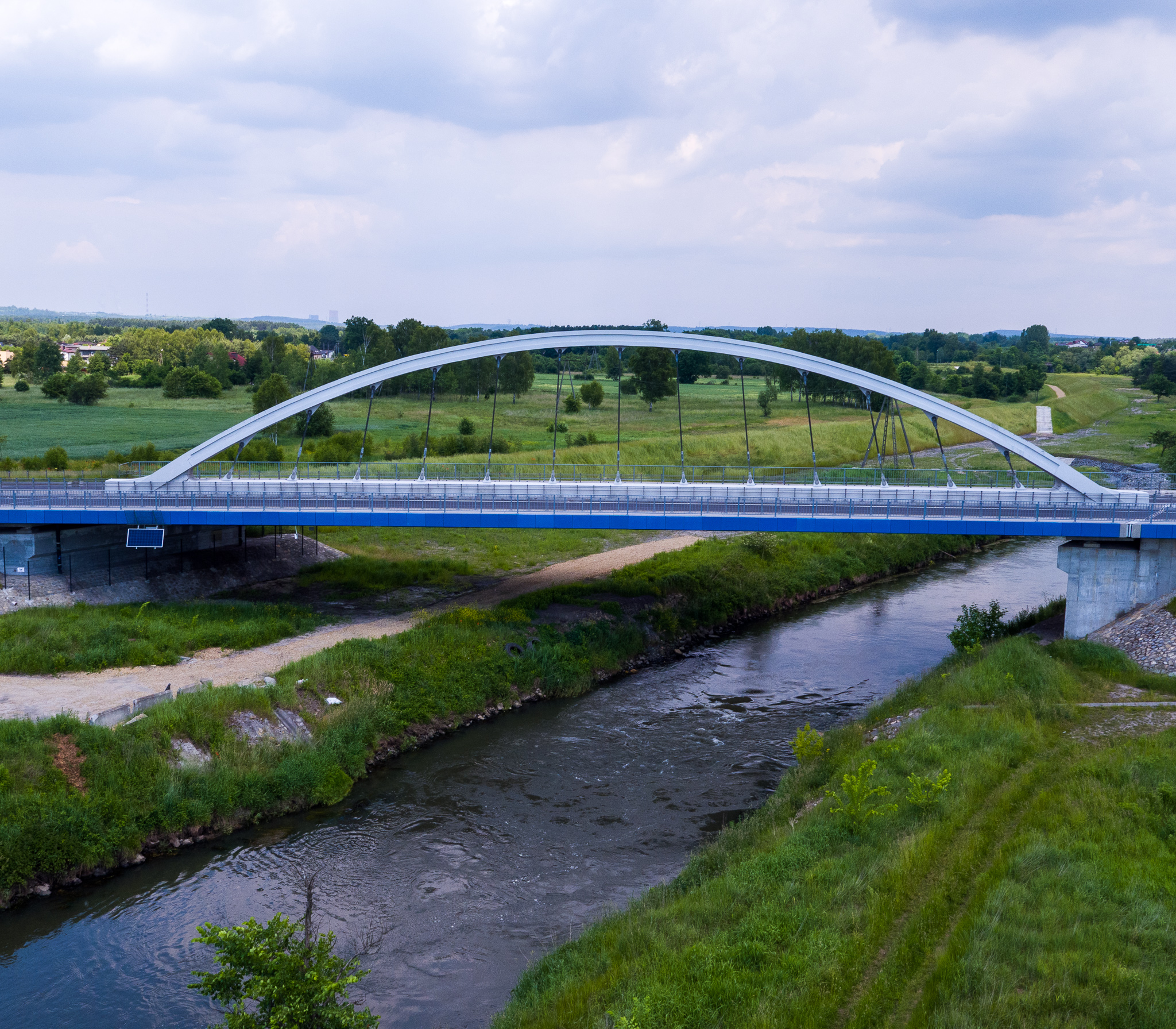 Zdjęcie rzeki z mostem nad nią 