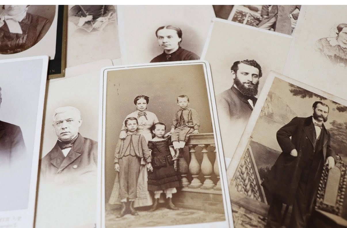 Stare fotografie osób pozujących do zdjęcia 