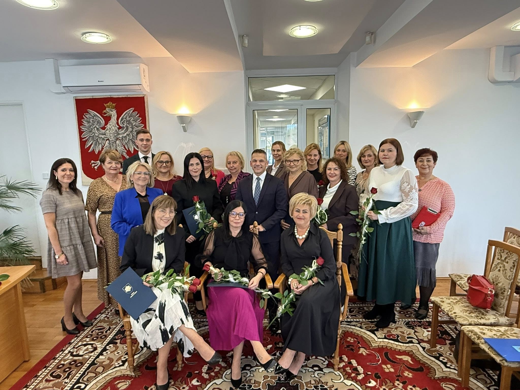 Osoby pozujące do zdjęcia w sali Ślubów