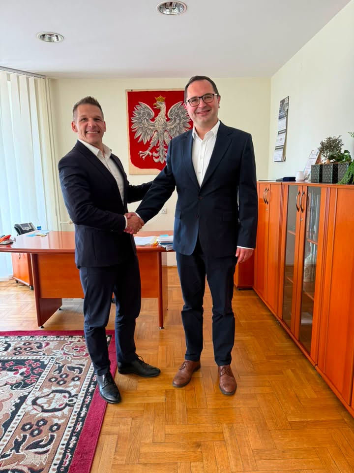 Dwaj mężczyźni w pomieszczeniu, pozujący do zdjęcia 