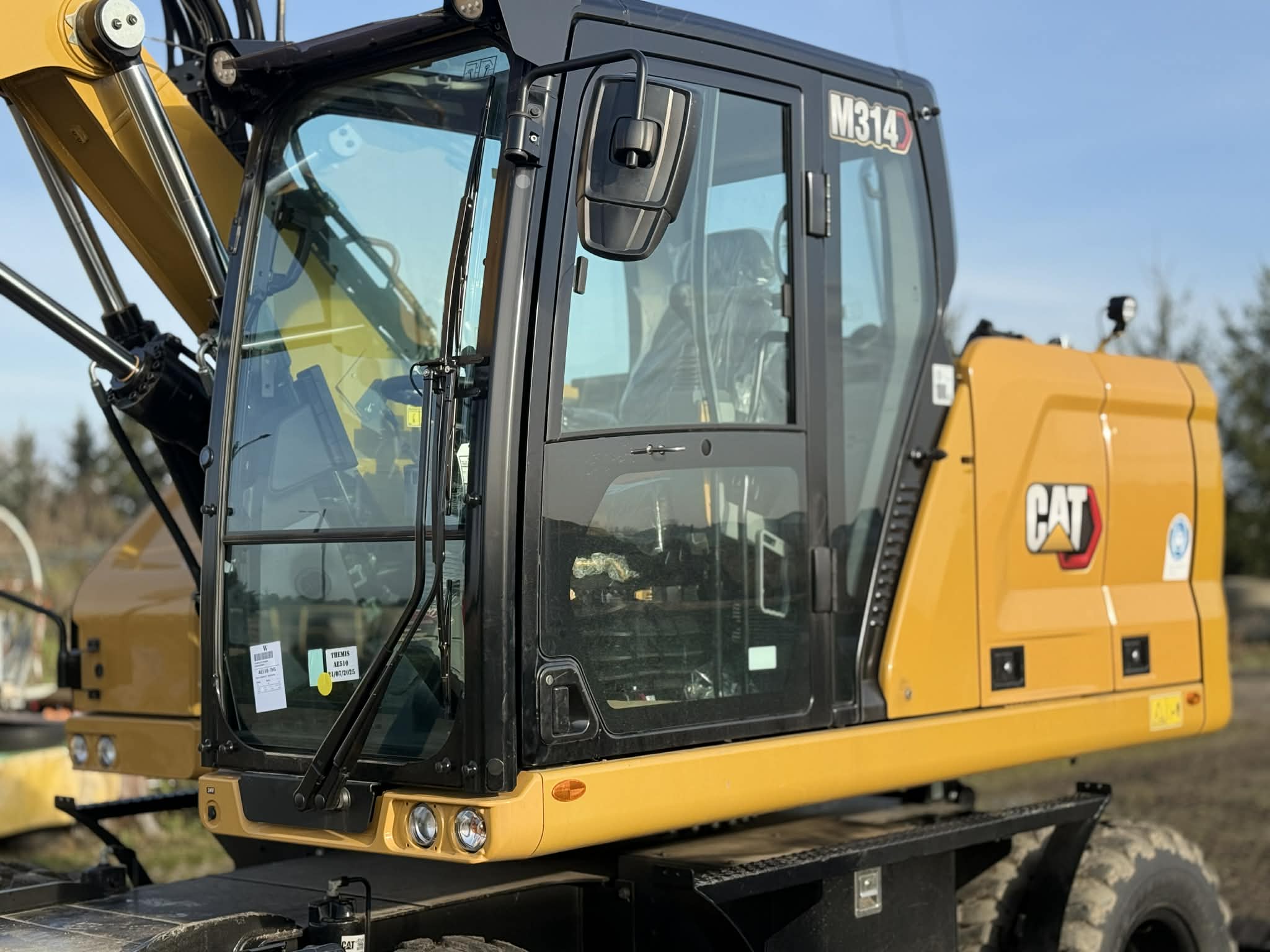 Koparka - widok z boku - wejście do kabiny 