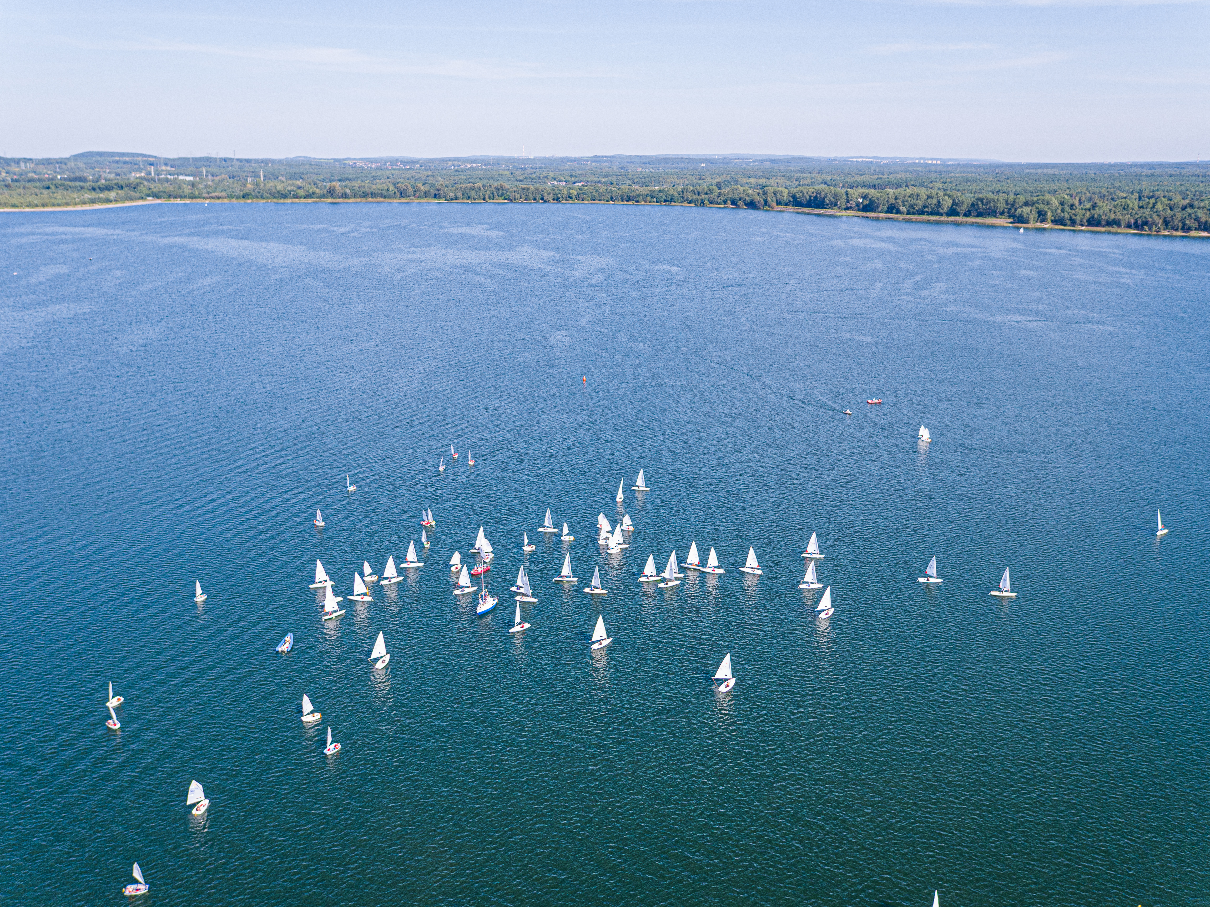 Regaty żeglarskie na zbiorniku wodnym w Dziećkowicach