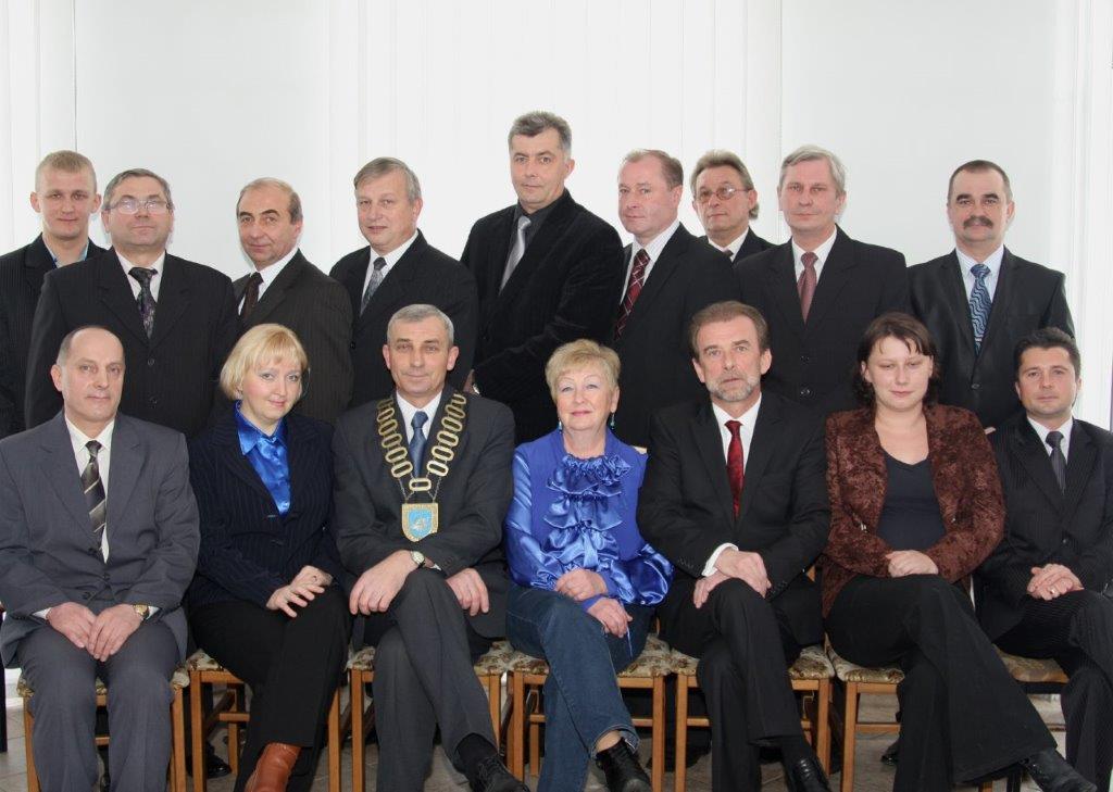 Osoby pozujące do zdjęcia. Część osób siedzi, inni stoją.