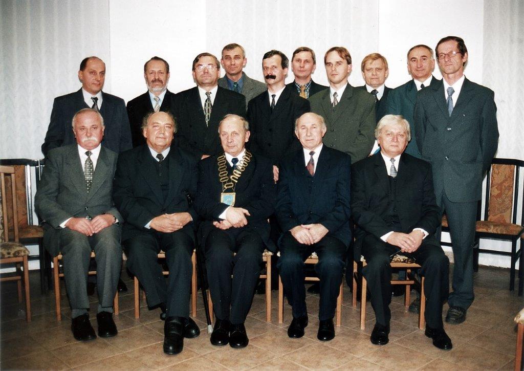 Osoby pozujące do zdjęcia. Część osób siedzi, inni stoją.