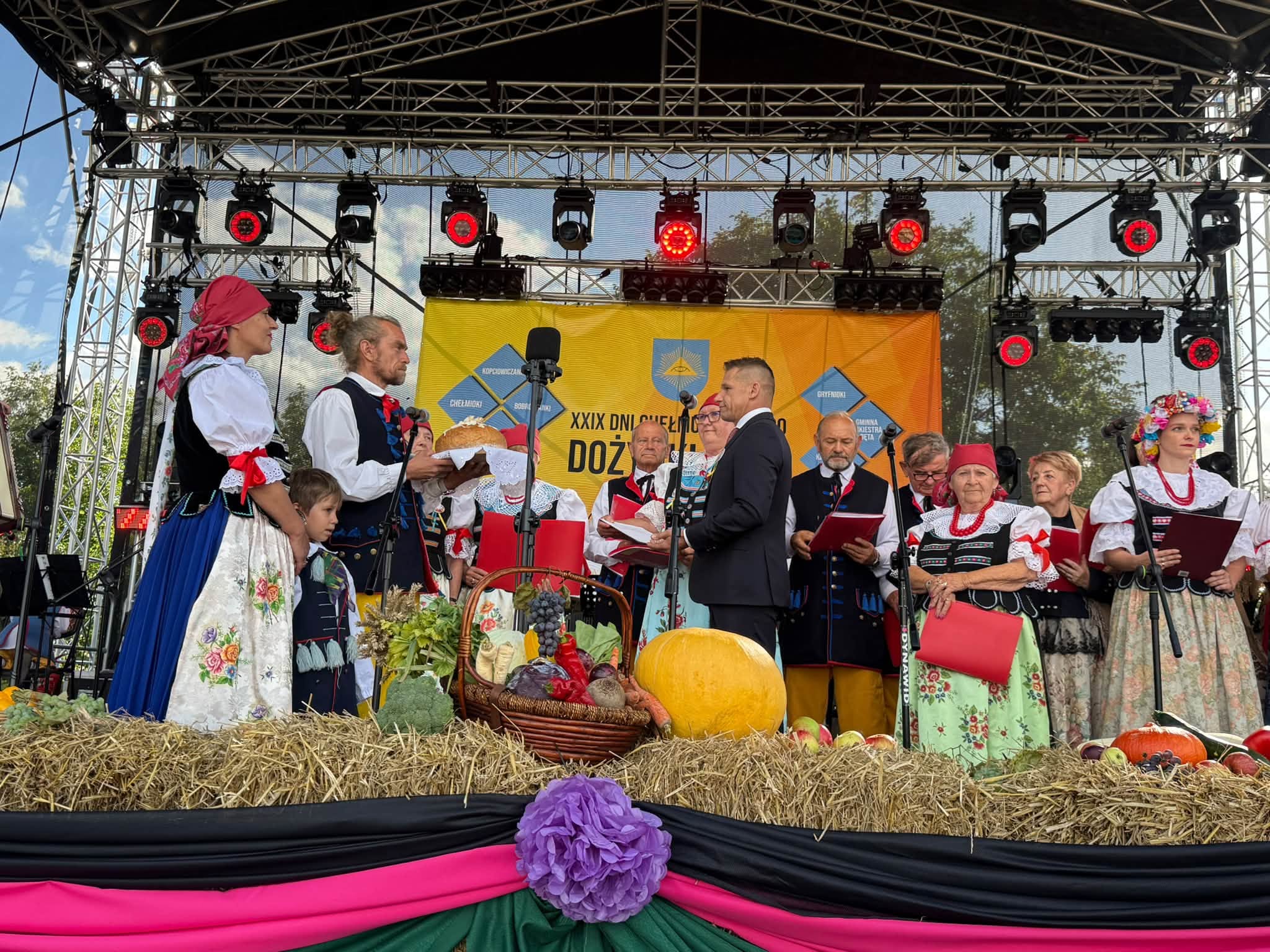 Osoboy na scenie w strojach ludowych 