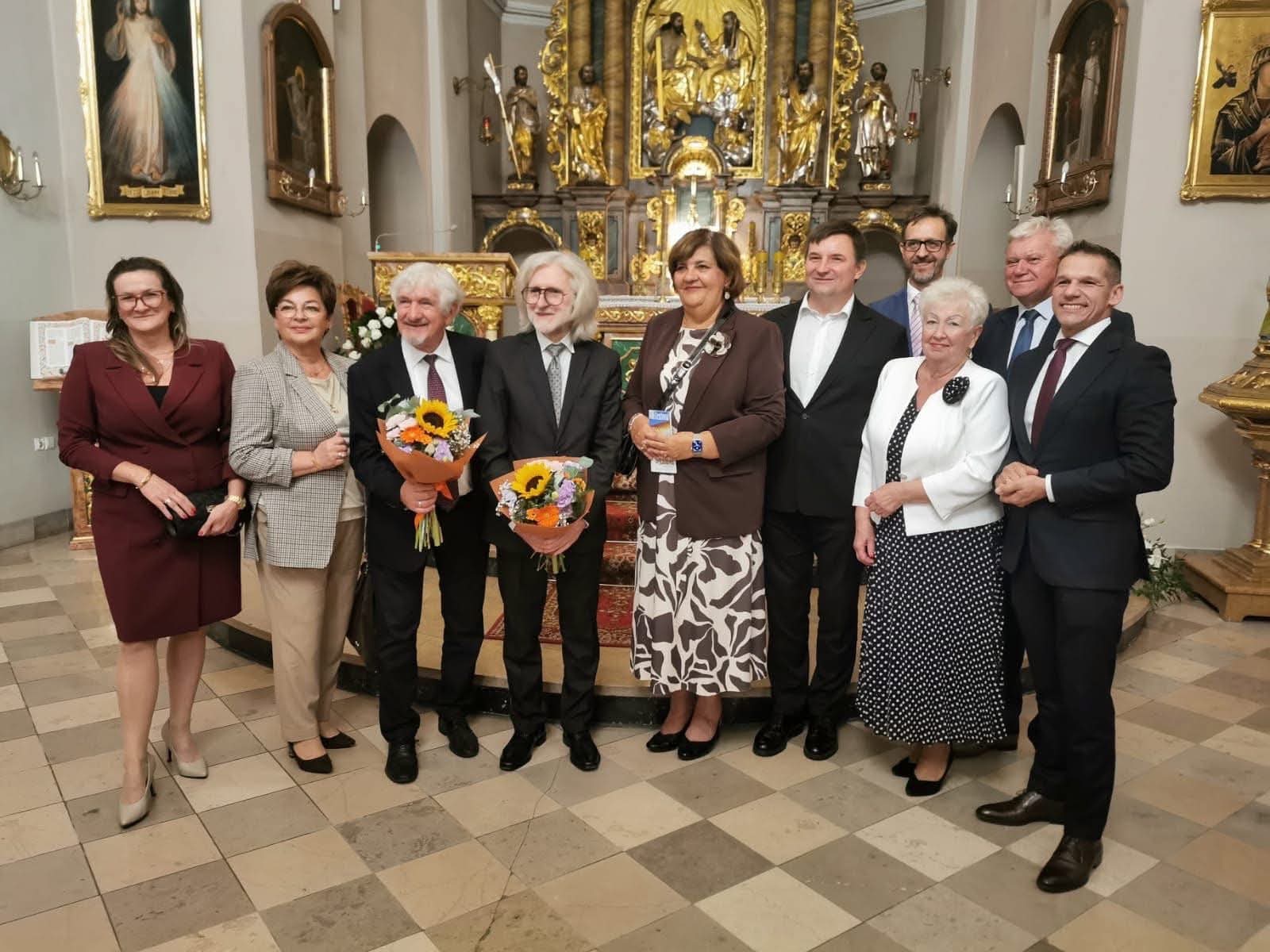 Osoby pozujące do zdjęcia w kościele 