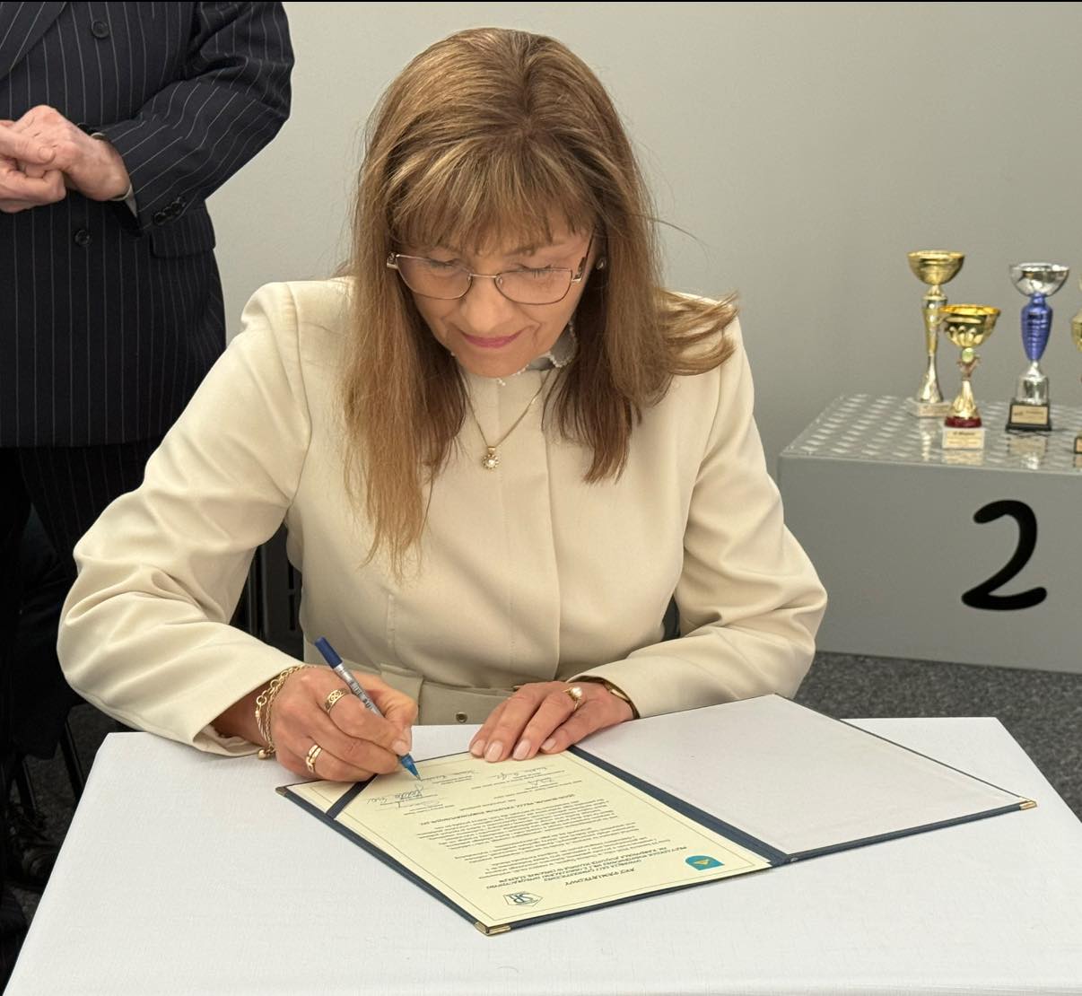 Kobieta podpisujaca dokument 