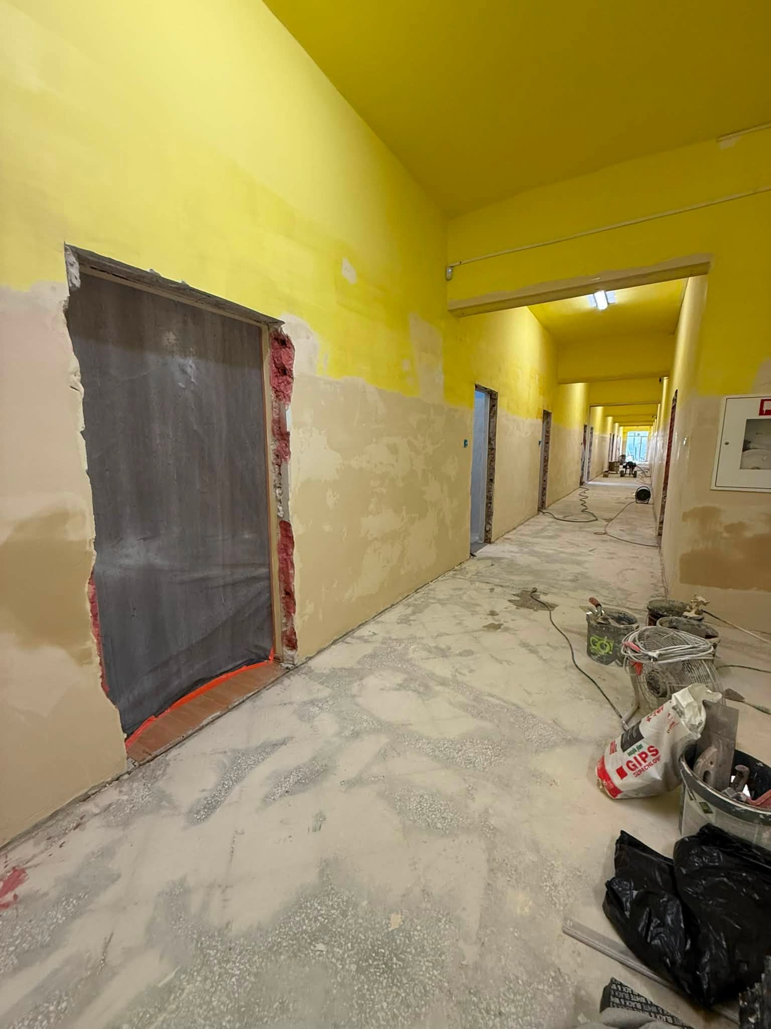 Korytarz na którym prowadzone są prace budowlane - remontowe 