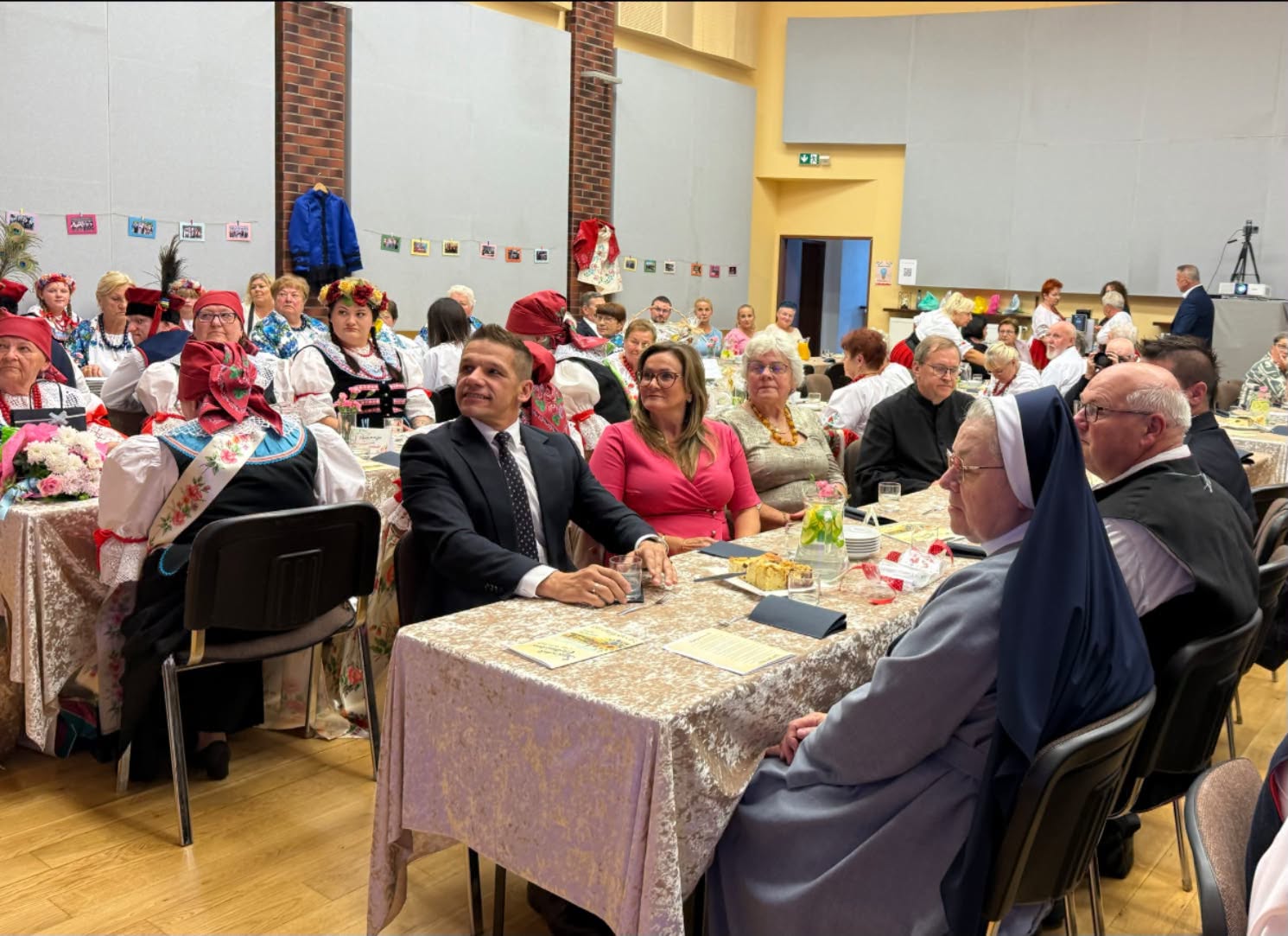 Osoby siedzące na biesiadzie 