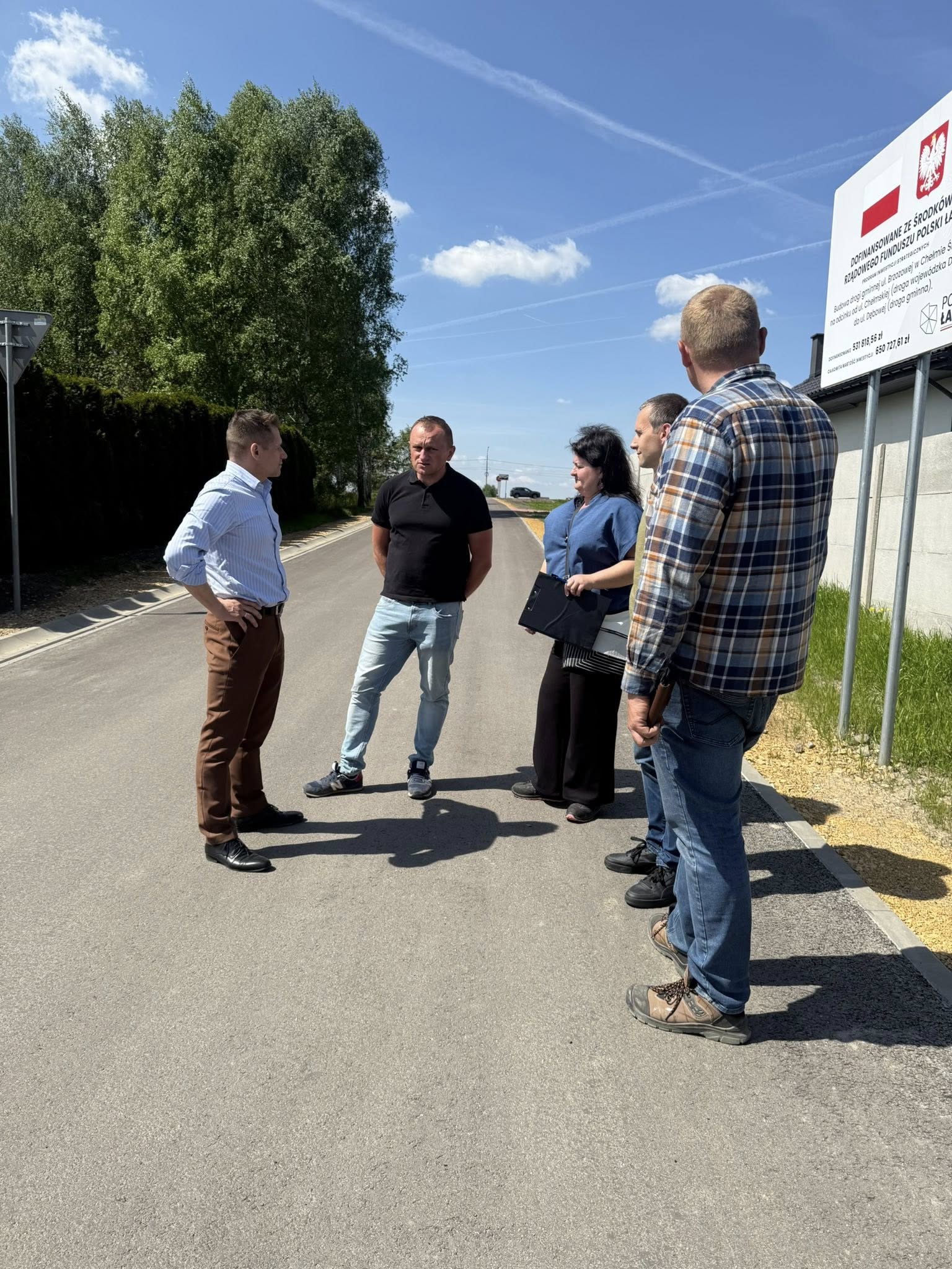 Osoby stojące na ulicy 