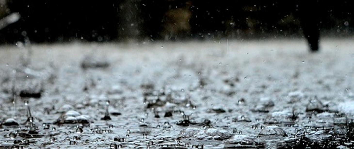 Krople deszczu w wodzie 