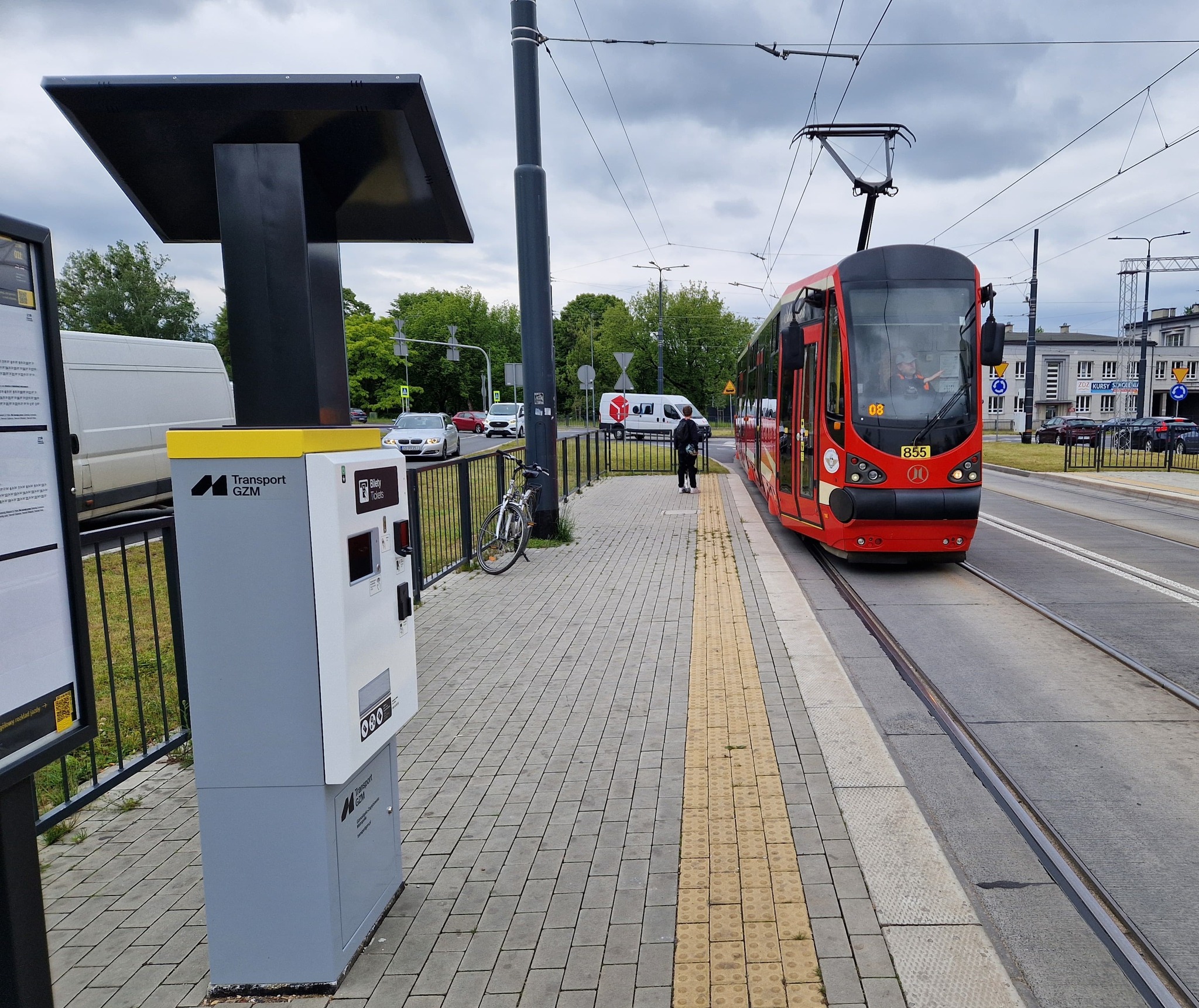 Tramwaj stojacy na przystanku gdzieś w terenie 