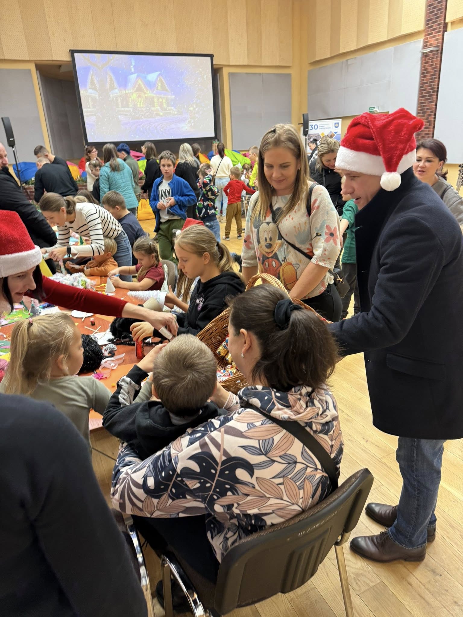 Osoby uczestniczące w warsztatach rękodzielniczych w pomiezsczeniu. 