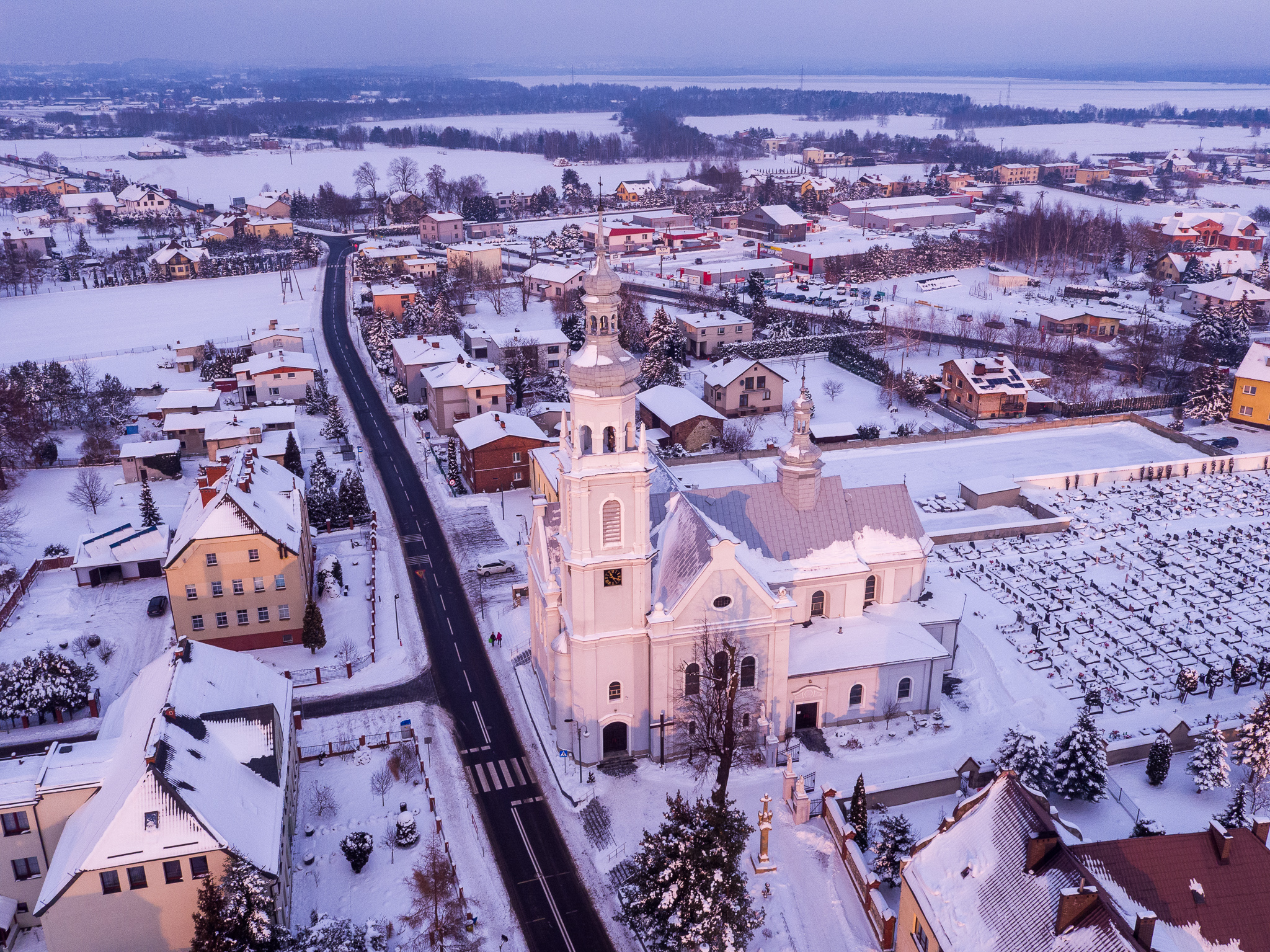 Zdjecie z drona. Na zdjęciu okoliczne budynki mieszkalne. 