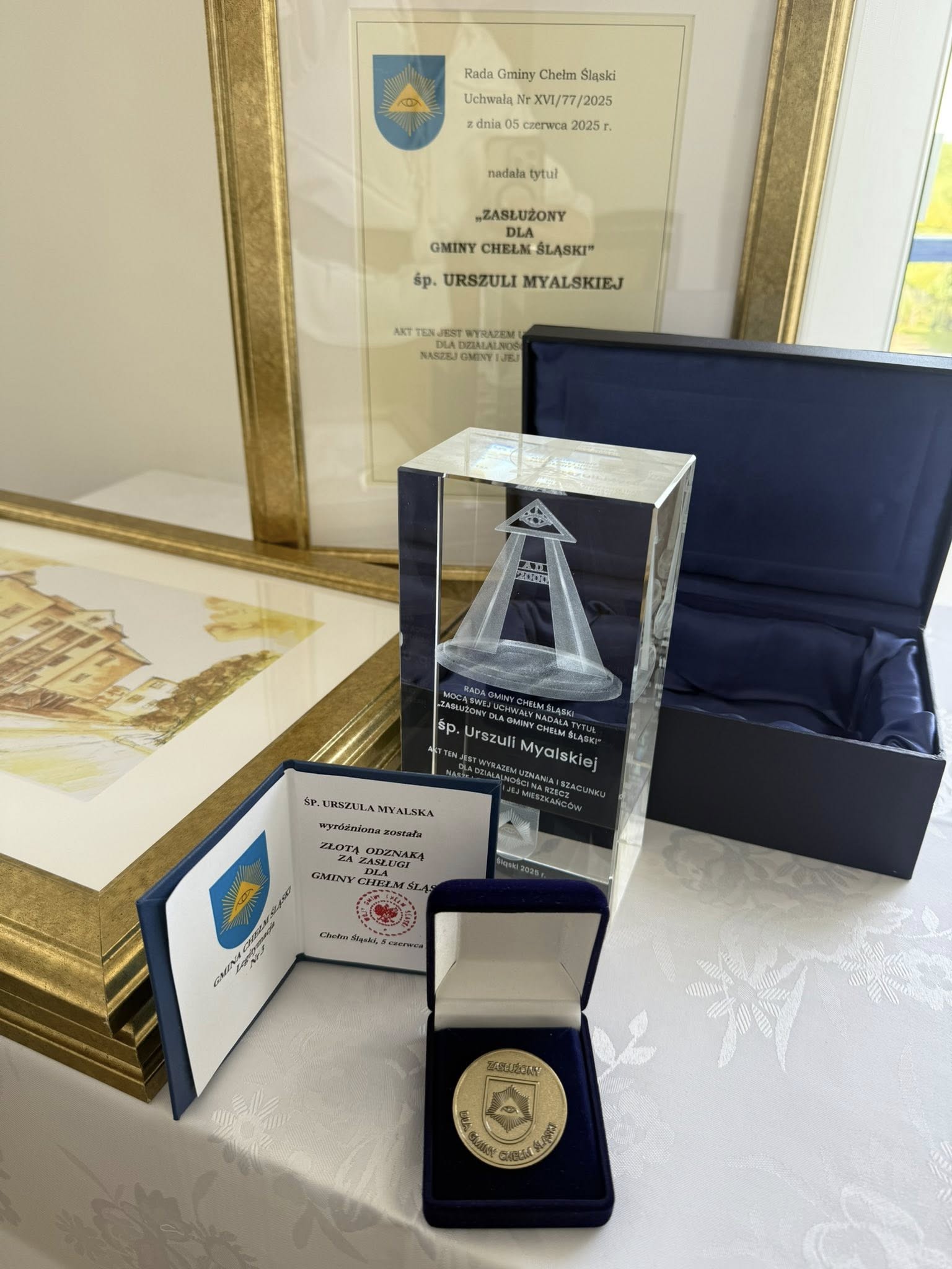 Na zdjęciu statuetka, dyplom, medal i list gratulacyjny