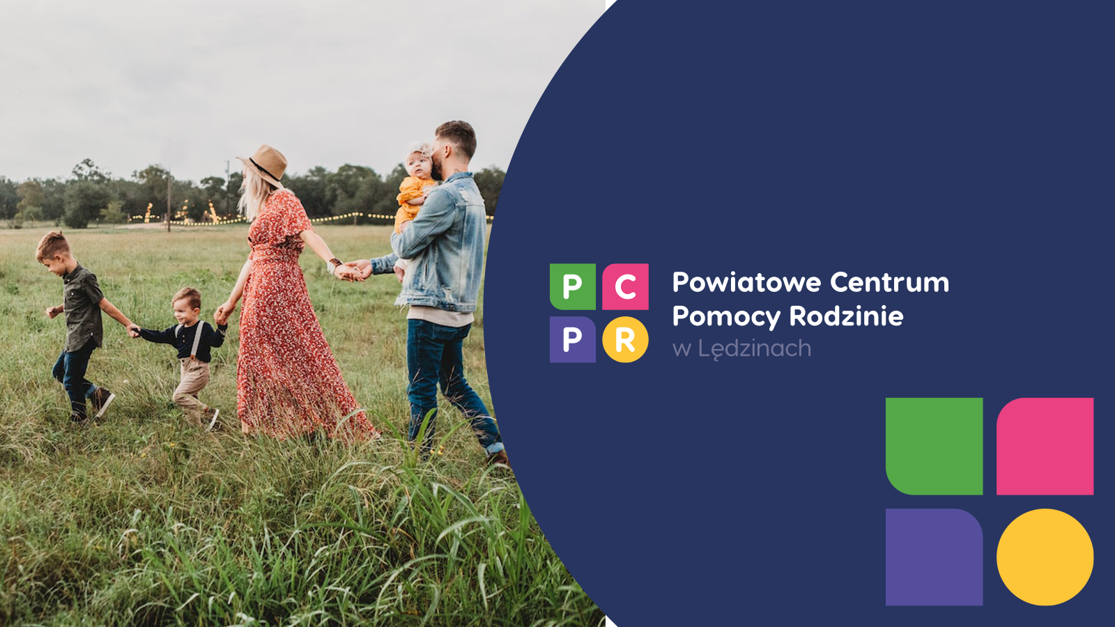 Rodzina wędrująca po łące 