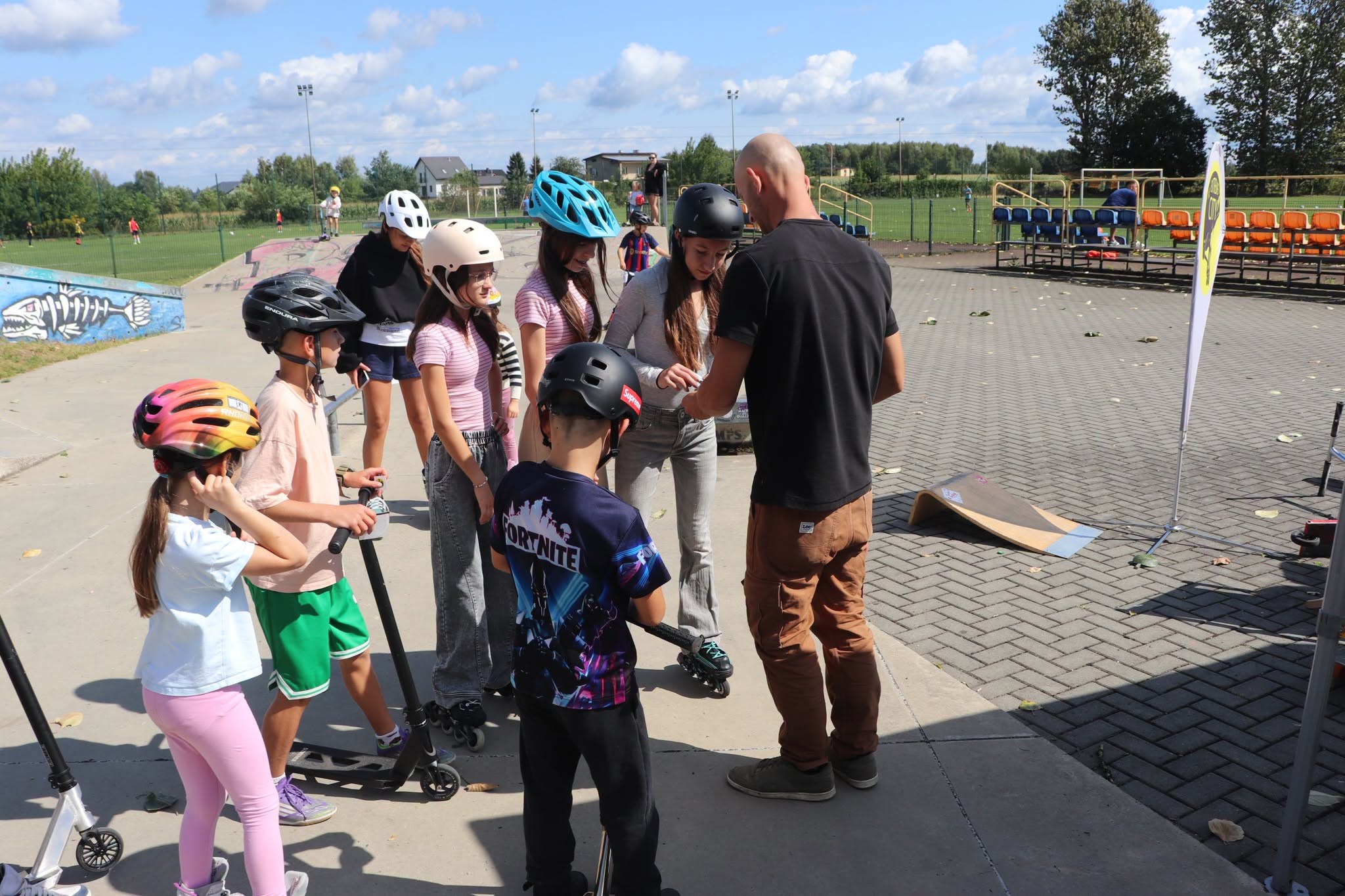 Dzieci, młodzież w kaskach na skateparku