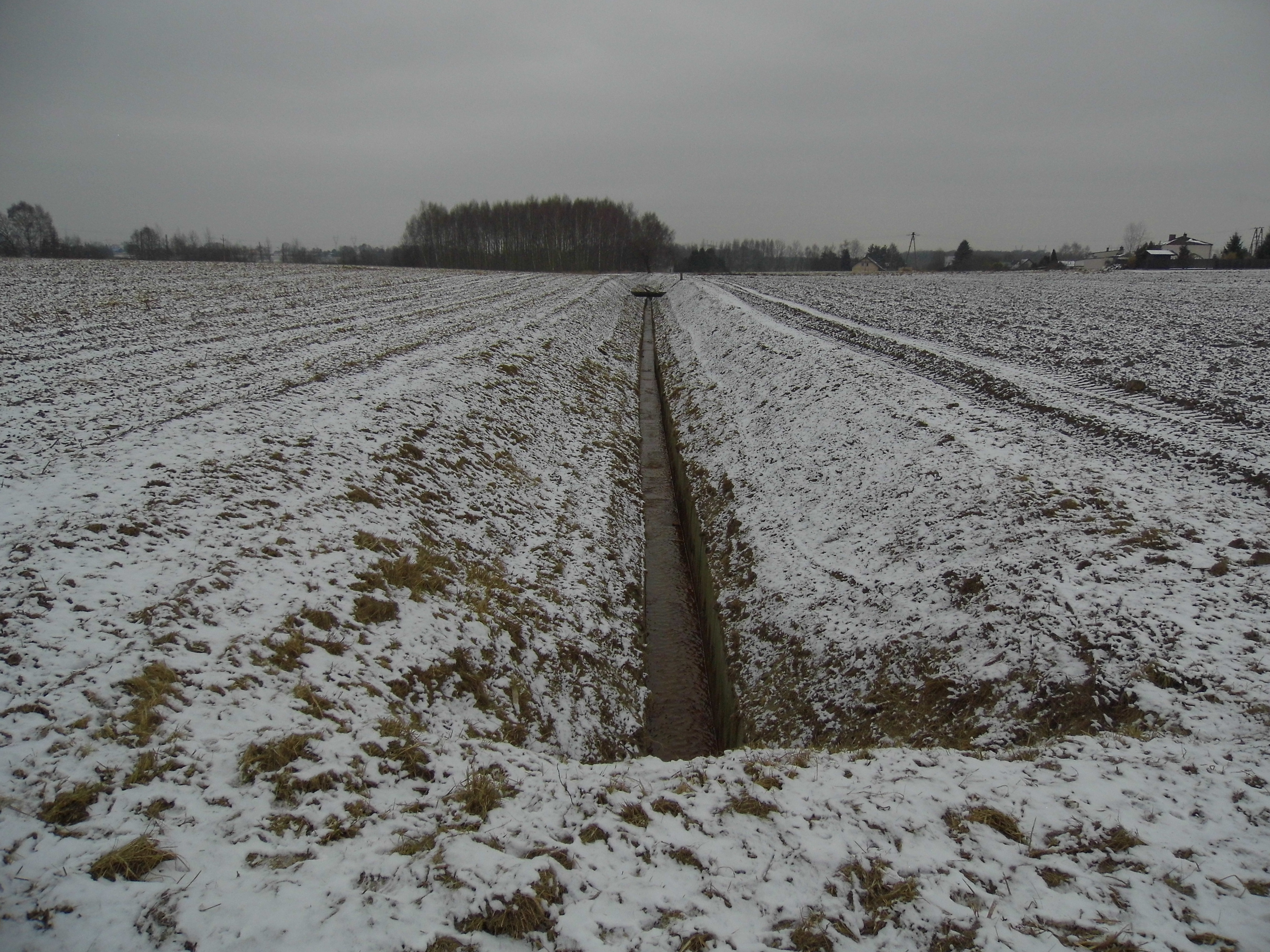 Udrożniony rów odwadniający, pokazany na zdjęciu w terenie. 