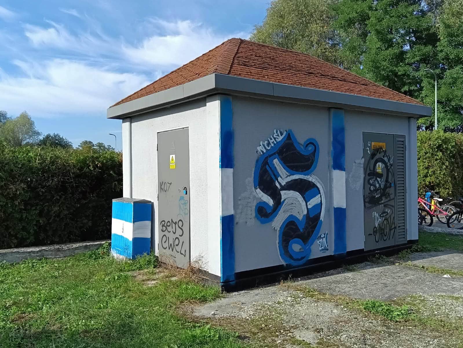 Pomalowany budynek rodzielni prądowej