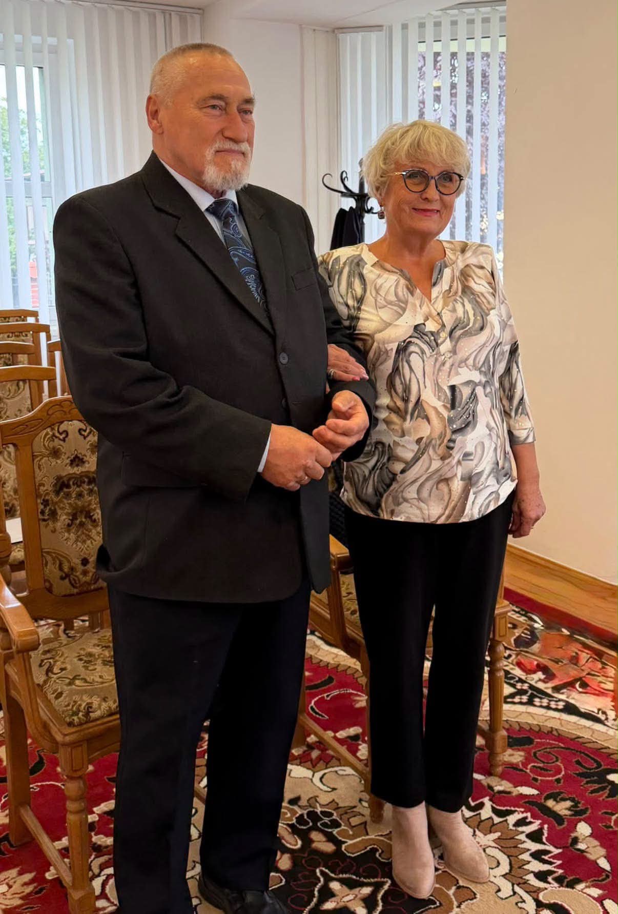 Kobieta i mężczyzna pozujący do zdjęcia w pomieszczeniu 