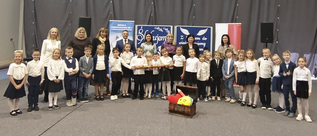Uczniowie i nauczyciele pozujacy do zdjęcia 