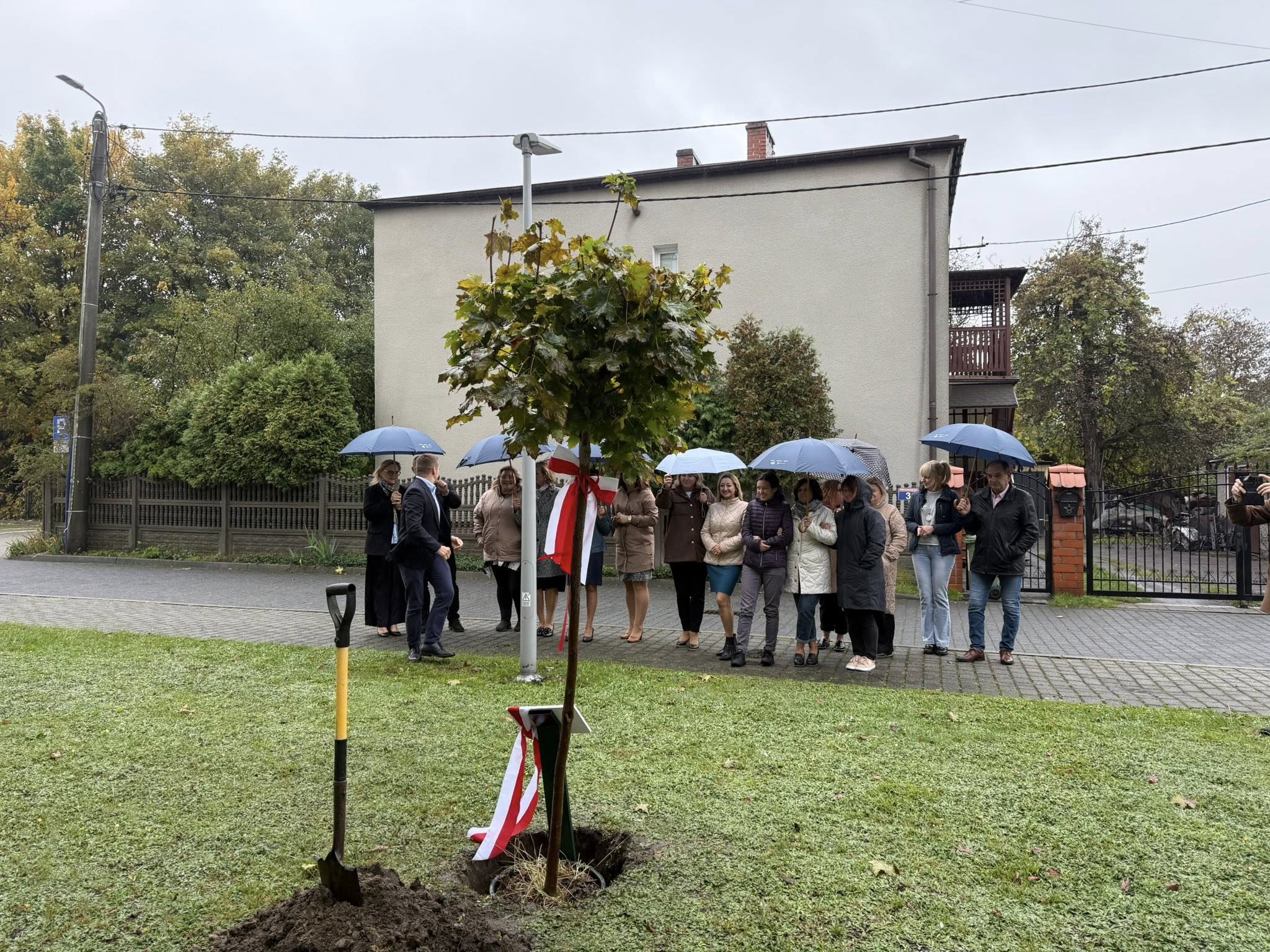 Osoby stojące na chodniku