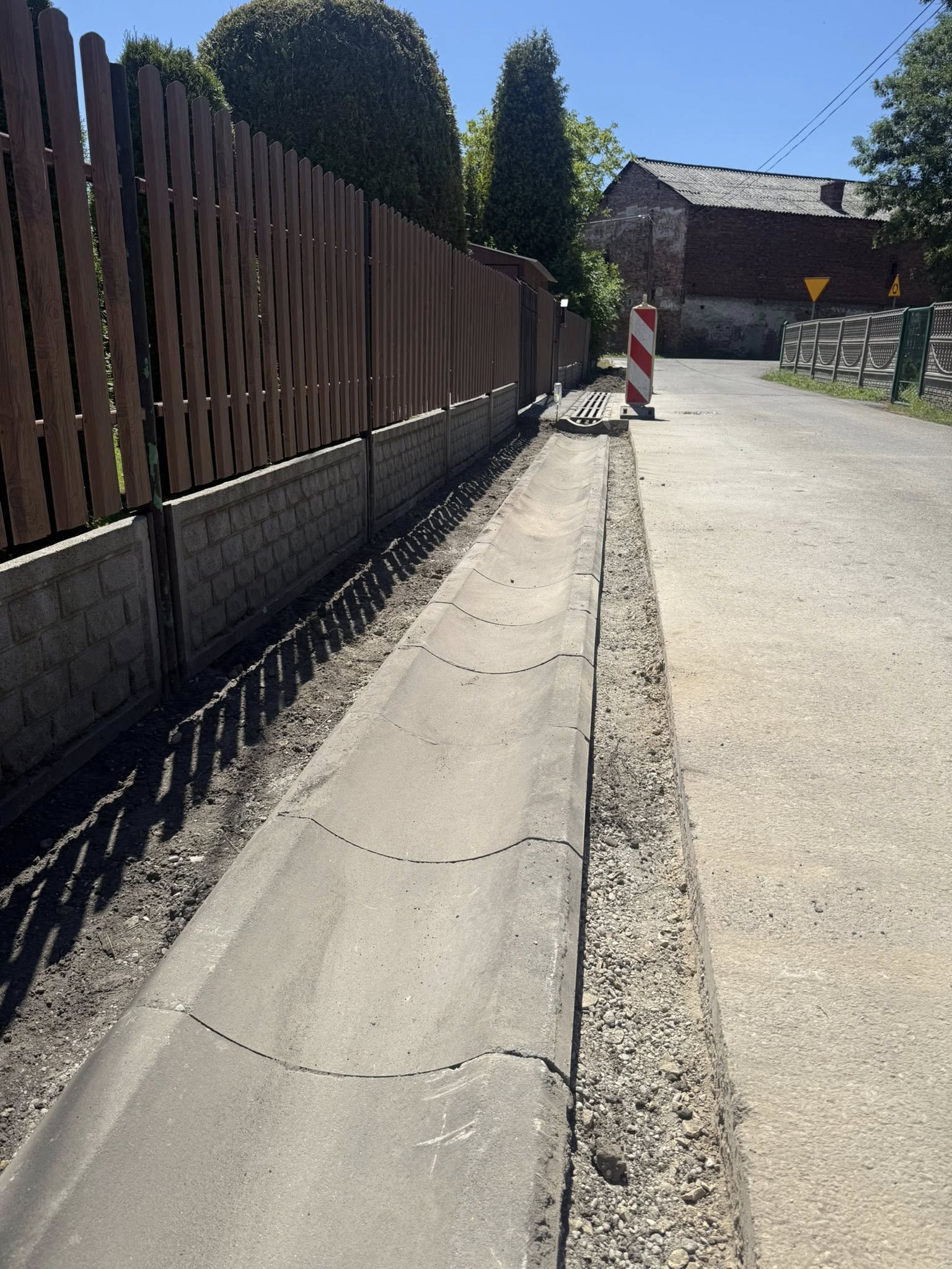 Ulica z korytkami odwadniającymi 