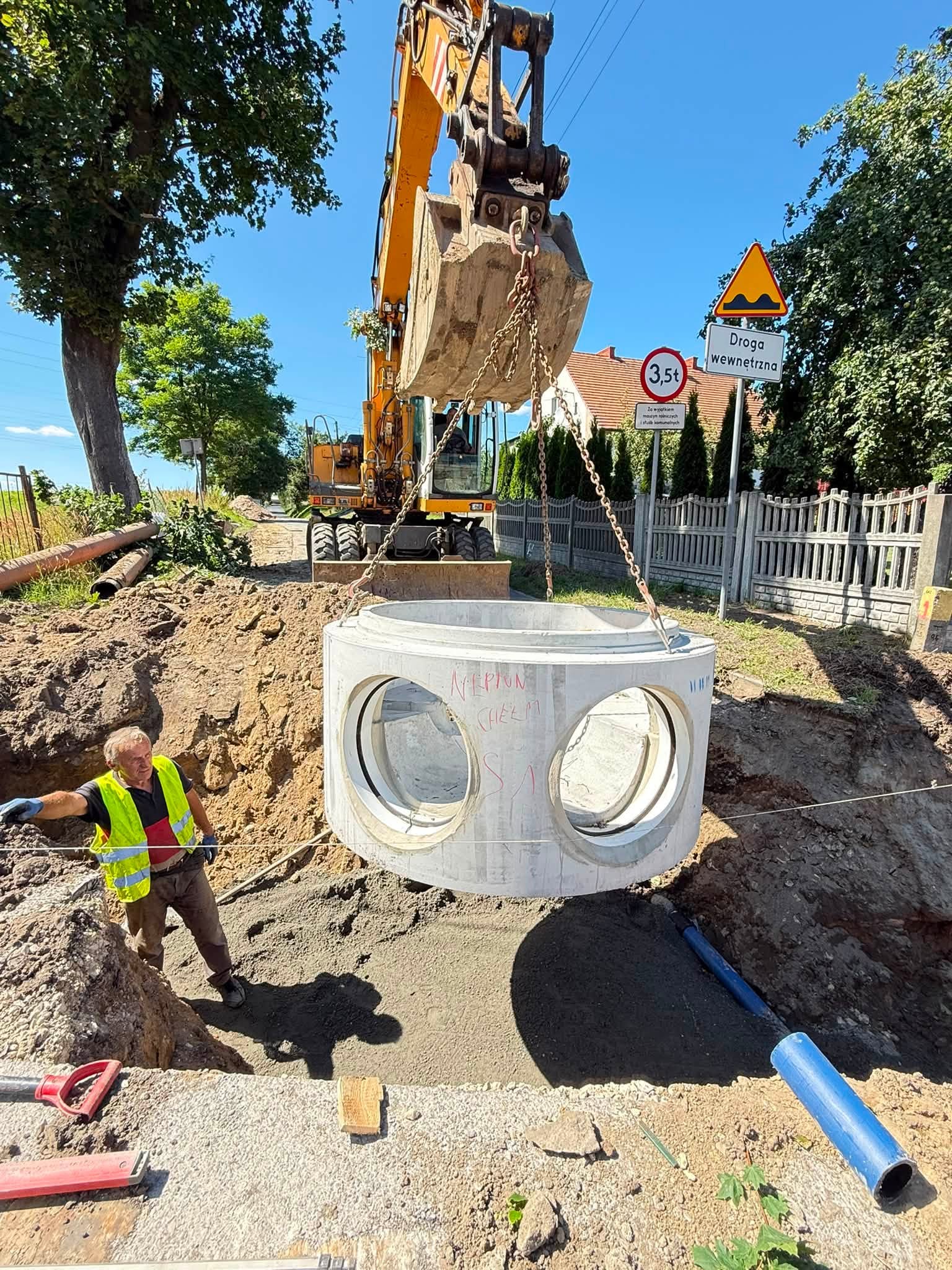 Wprowadzanie kolektora do wykopu. 