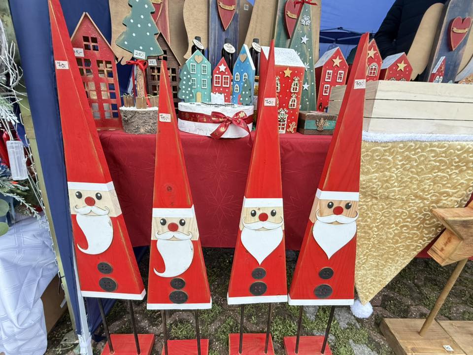 Ozdoby świąteczne - drewniane mikołajki i domki