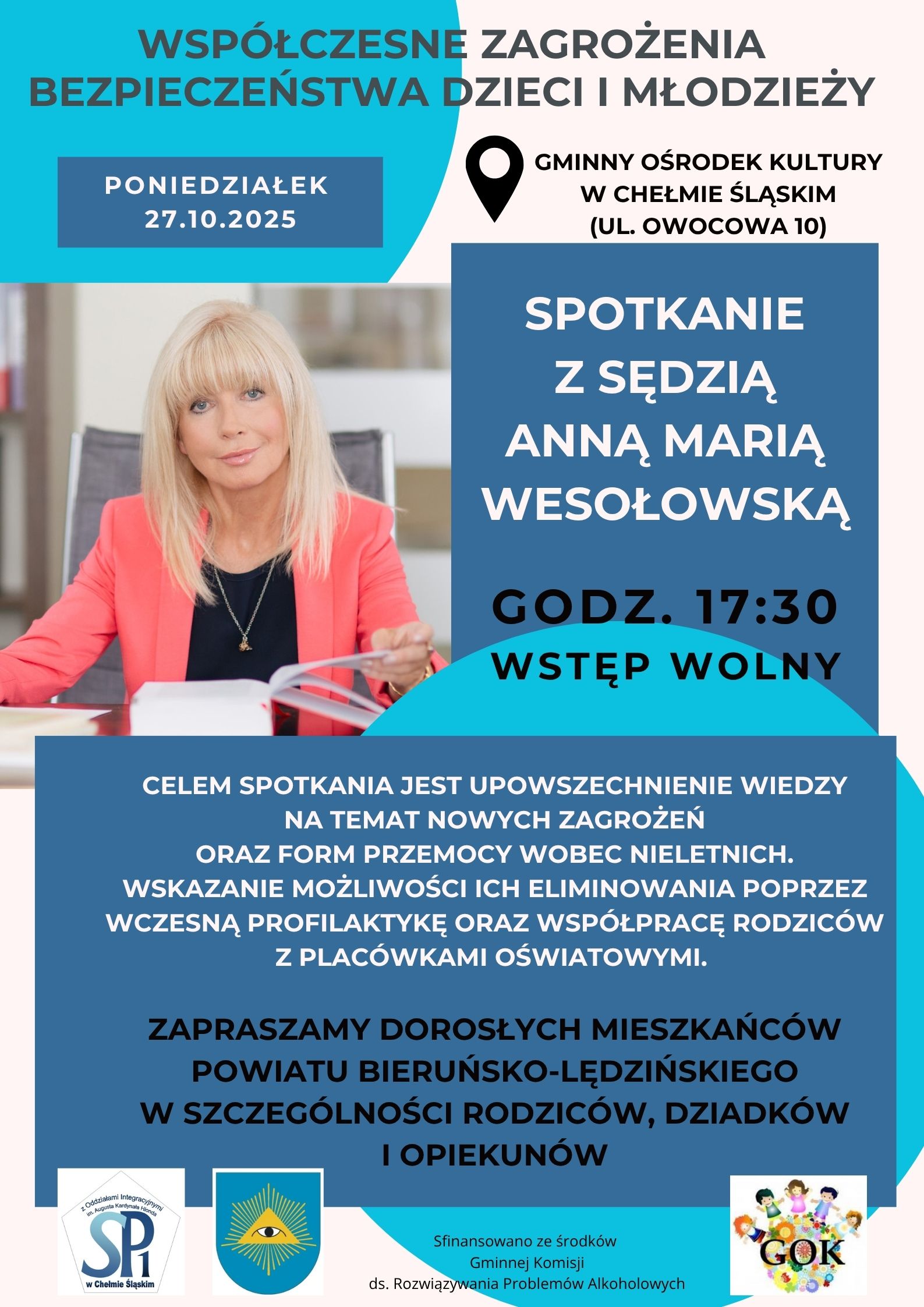 Plakat promujący wydarzenie - na zdjęciu kobieta siedząca za biurkiem 